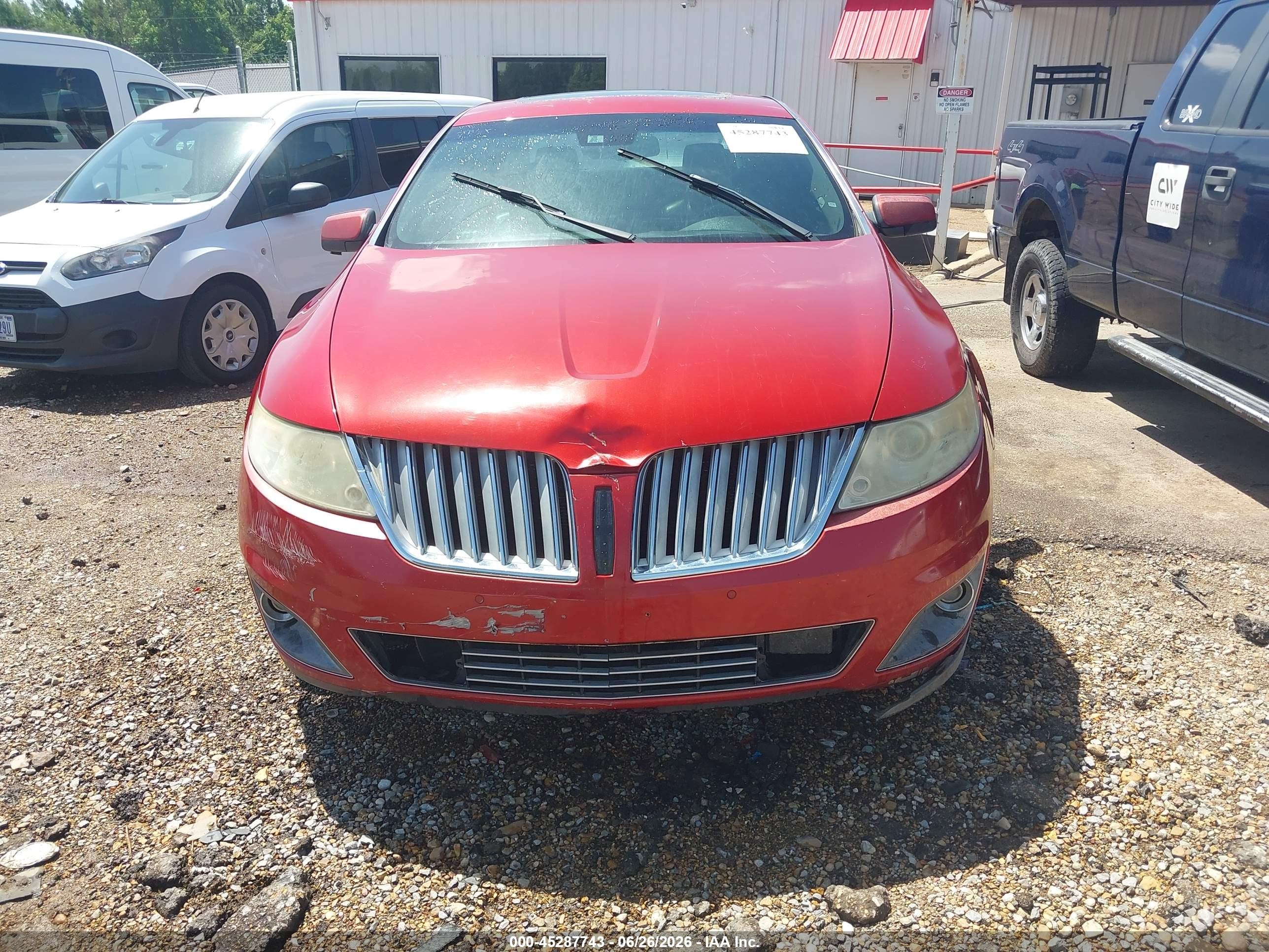 2009 Lincoln Mks   Red vin: 1LNHM94R09G618388