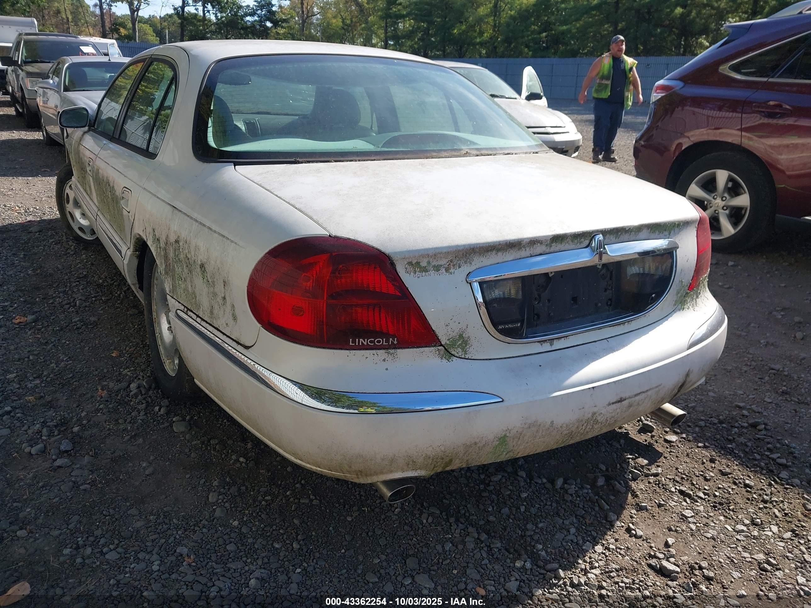 1999 Lincoln Continental   White vin: 1LNHM97V0XY693527