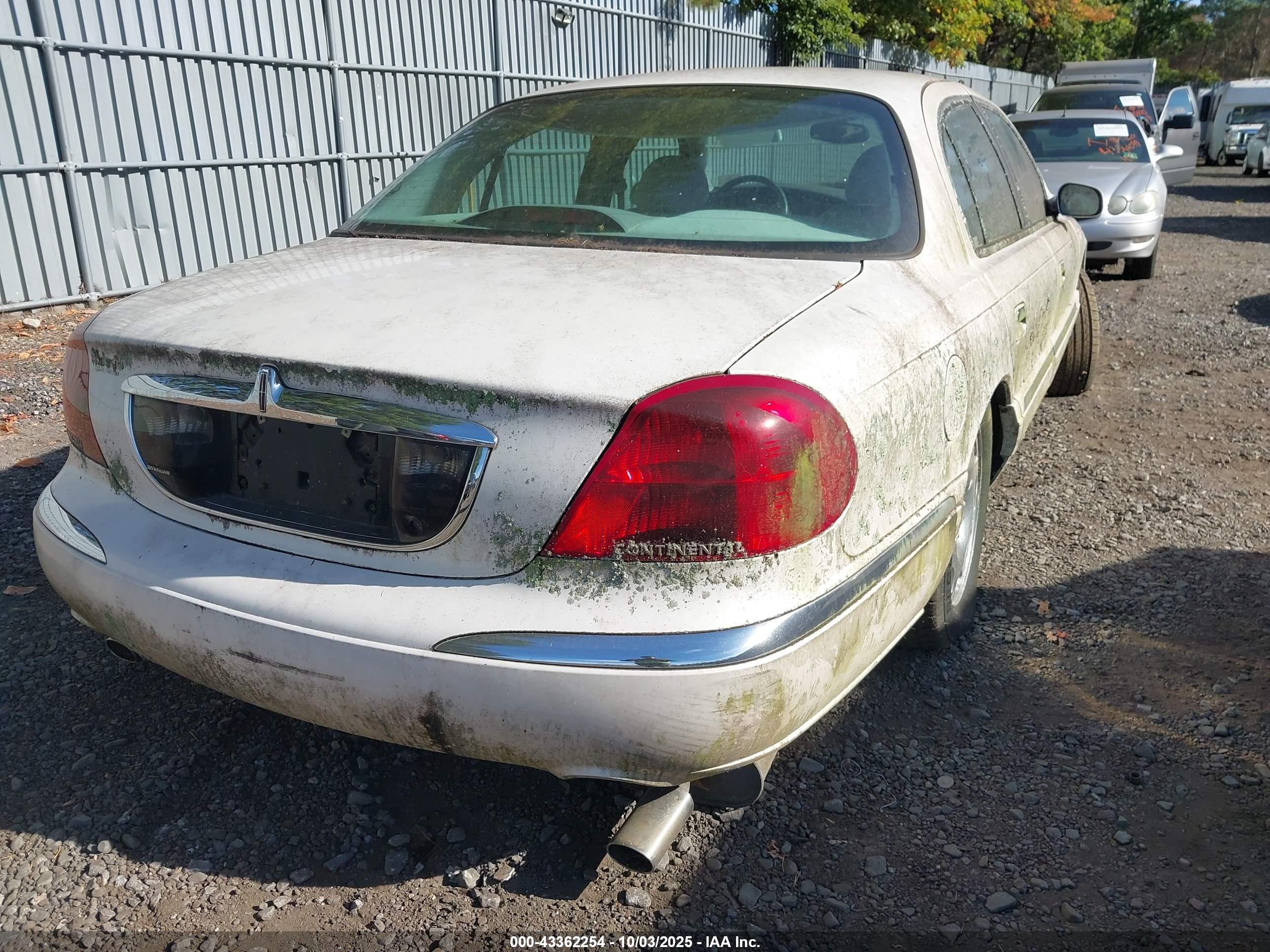 1999 Lincoln Continental   White vin: 1LNHM97V0XY693527