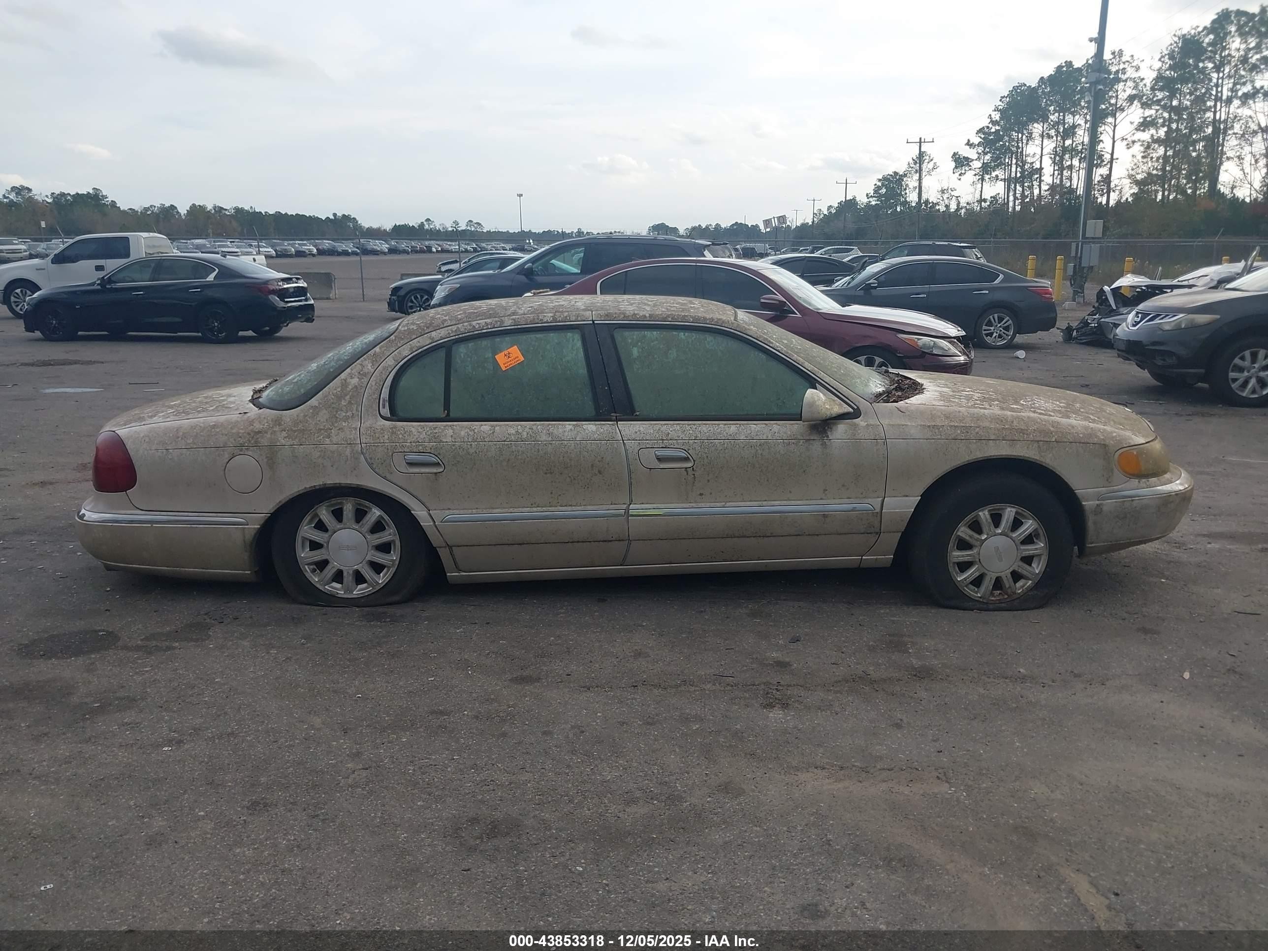 1999 Lincoln Continental   Champagne vin: 1LNHM97V1XY697540