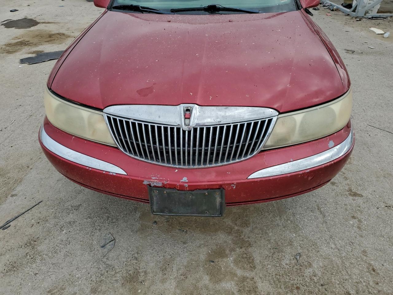 1999 Lincoln Continental Red vin: 1LNHM97V1XY711677