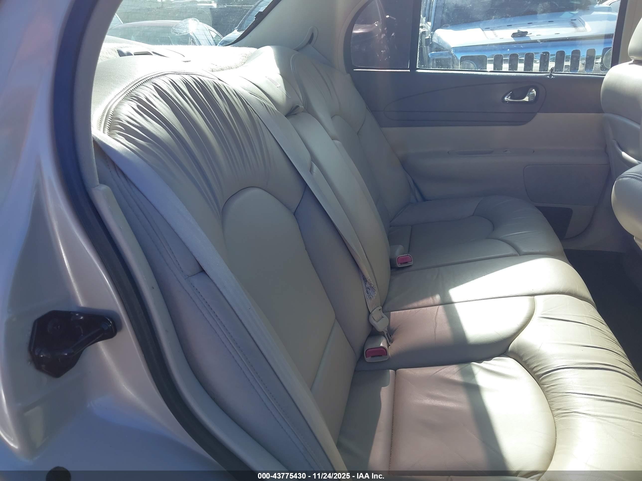 1999 Lincoln Continental   Champagne vin: 1LNHM97V2XY693402