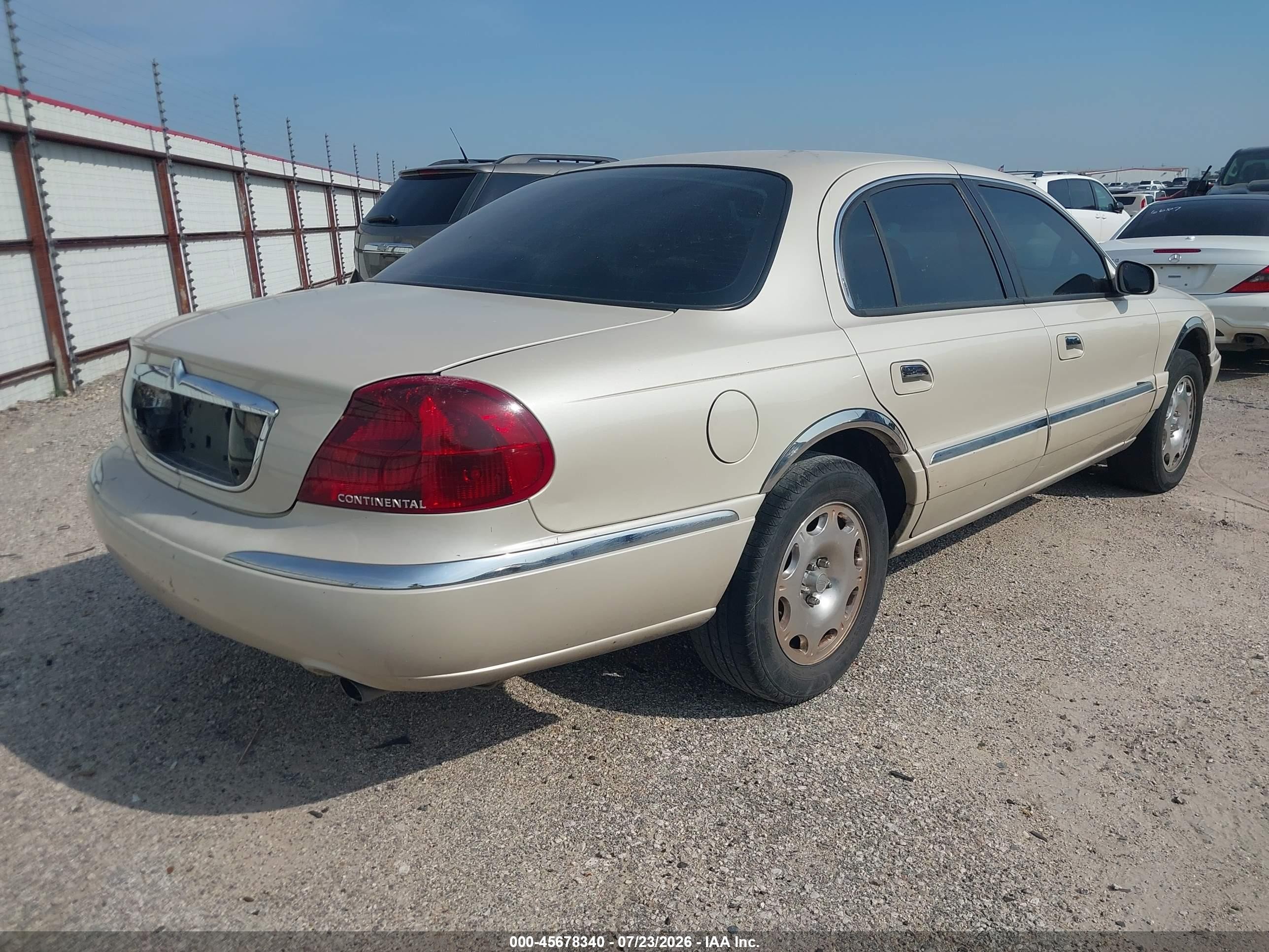 2002 Lincoln Continental   Cream vin: 1LNHM97V42Y691921