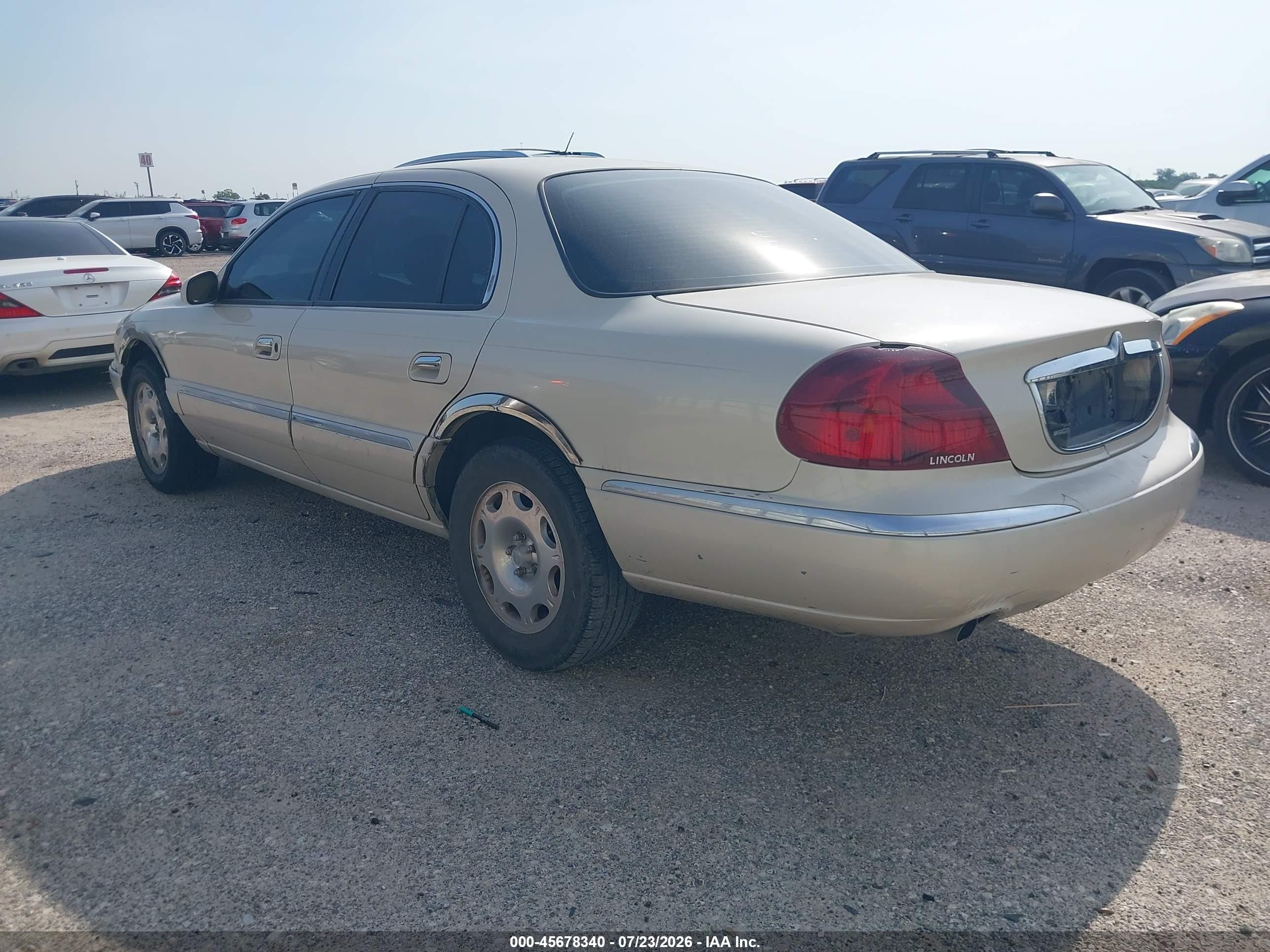 2002 Lincoln Continental   Cream vin: 1LNHM97V42Y691921