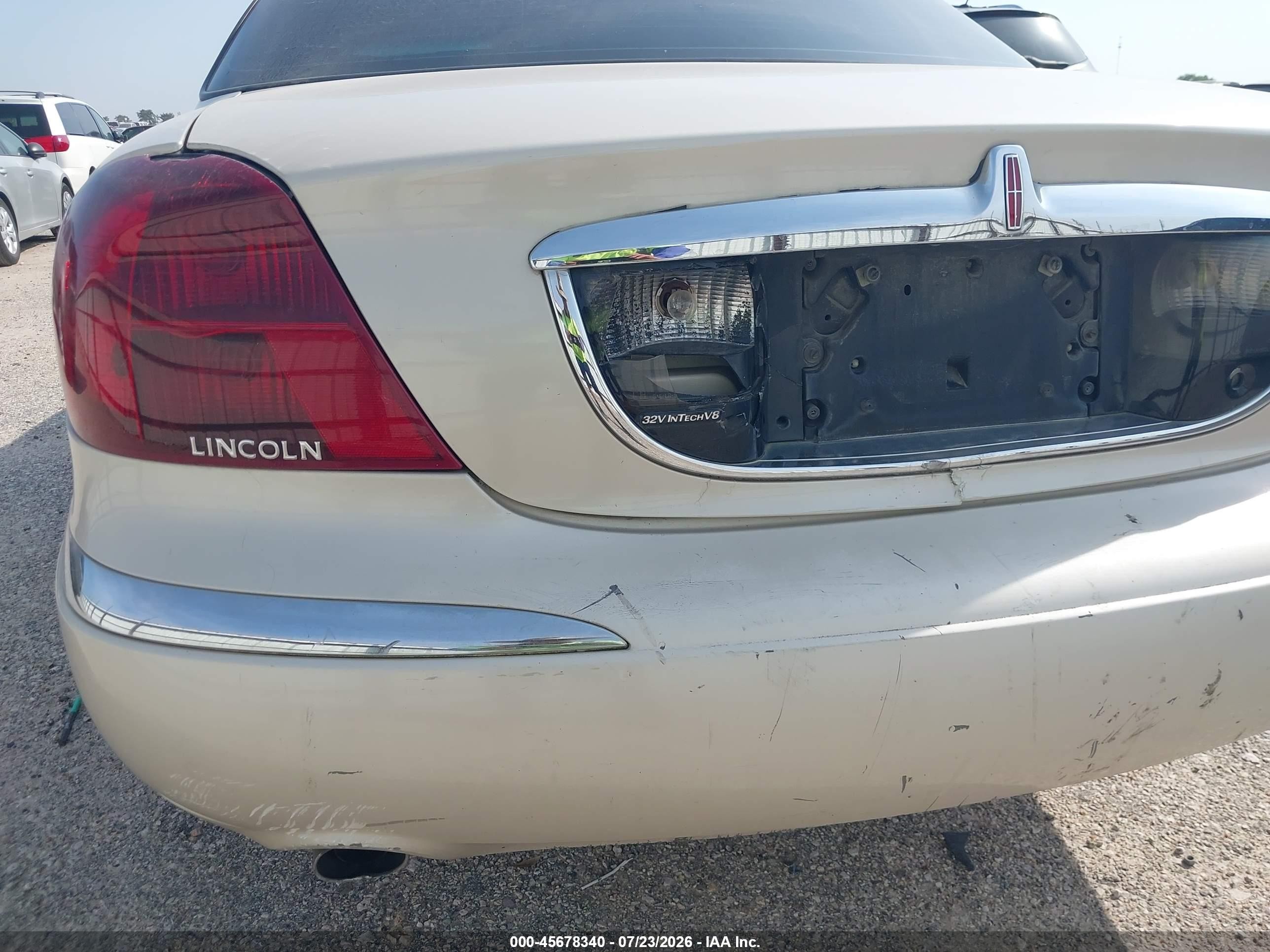 2002 Lincoln Continental   Cream vin: 1LNHM97V42Y691921