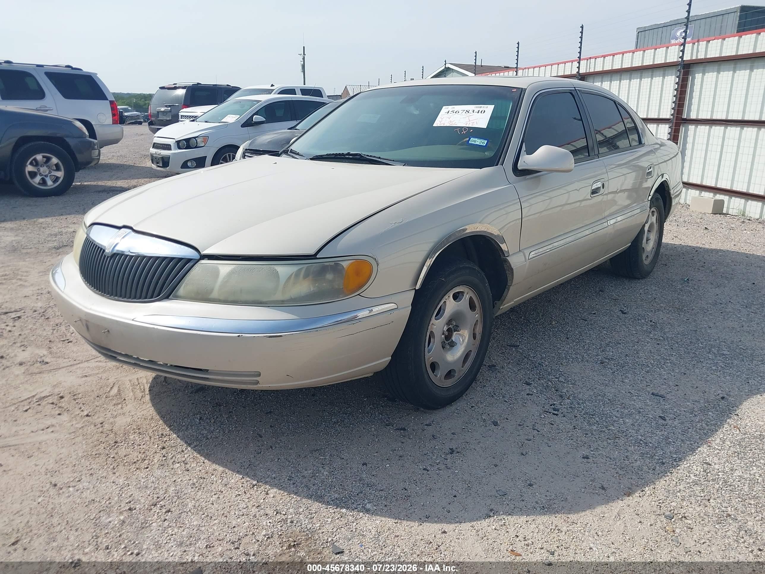 2002 Lincoln Continental   Cream vin: 1LNHM97V42Y691921