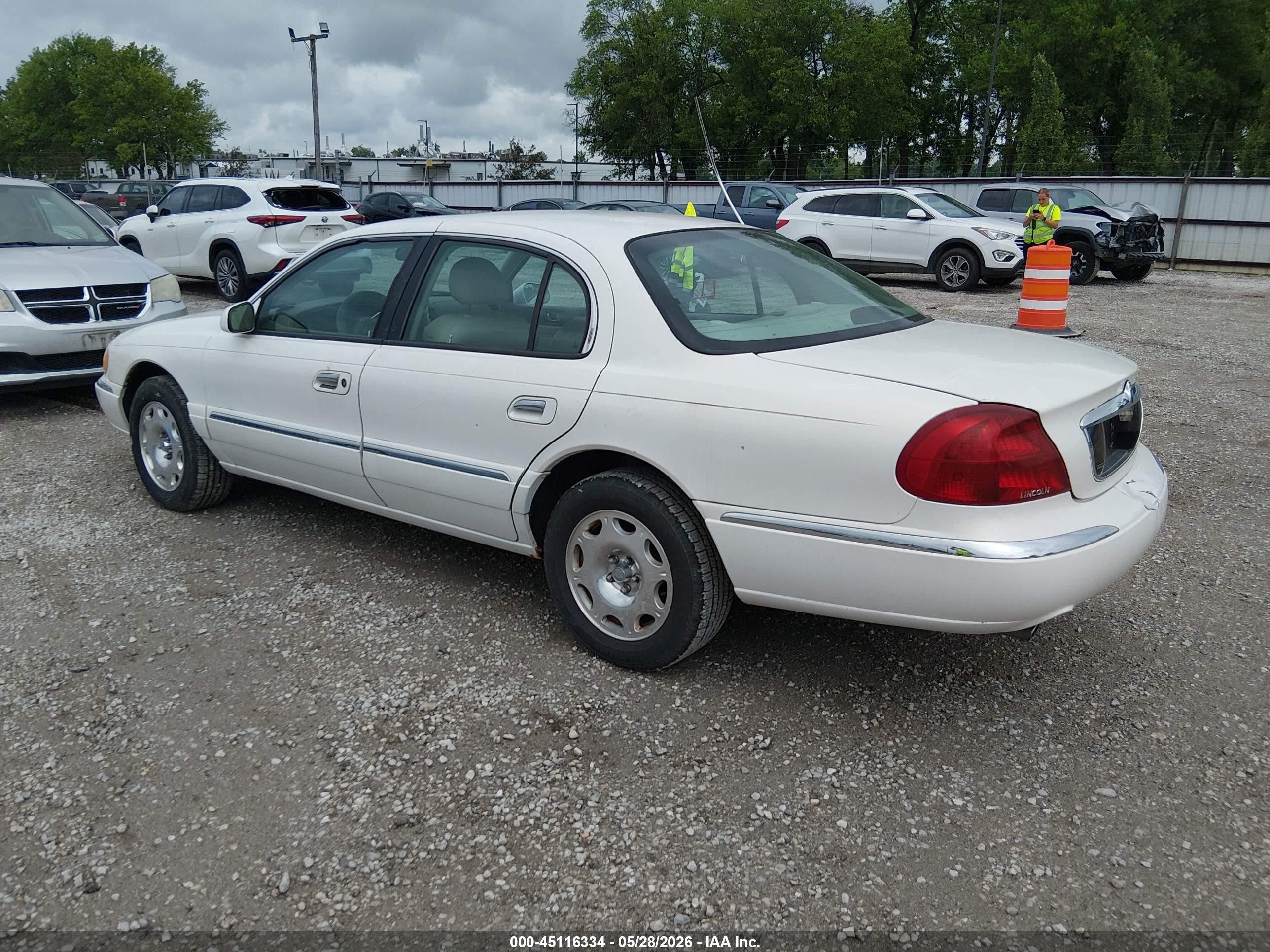 2000 Lincoln Continental   White vin: 1LNHM97V4YY779263