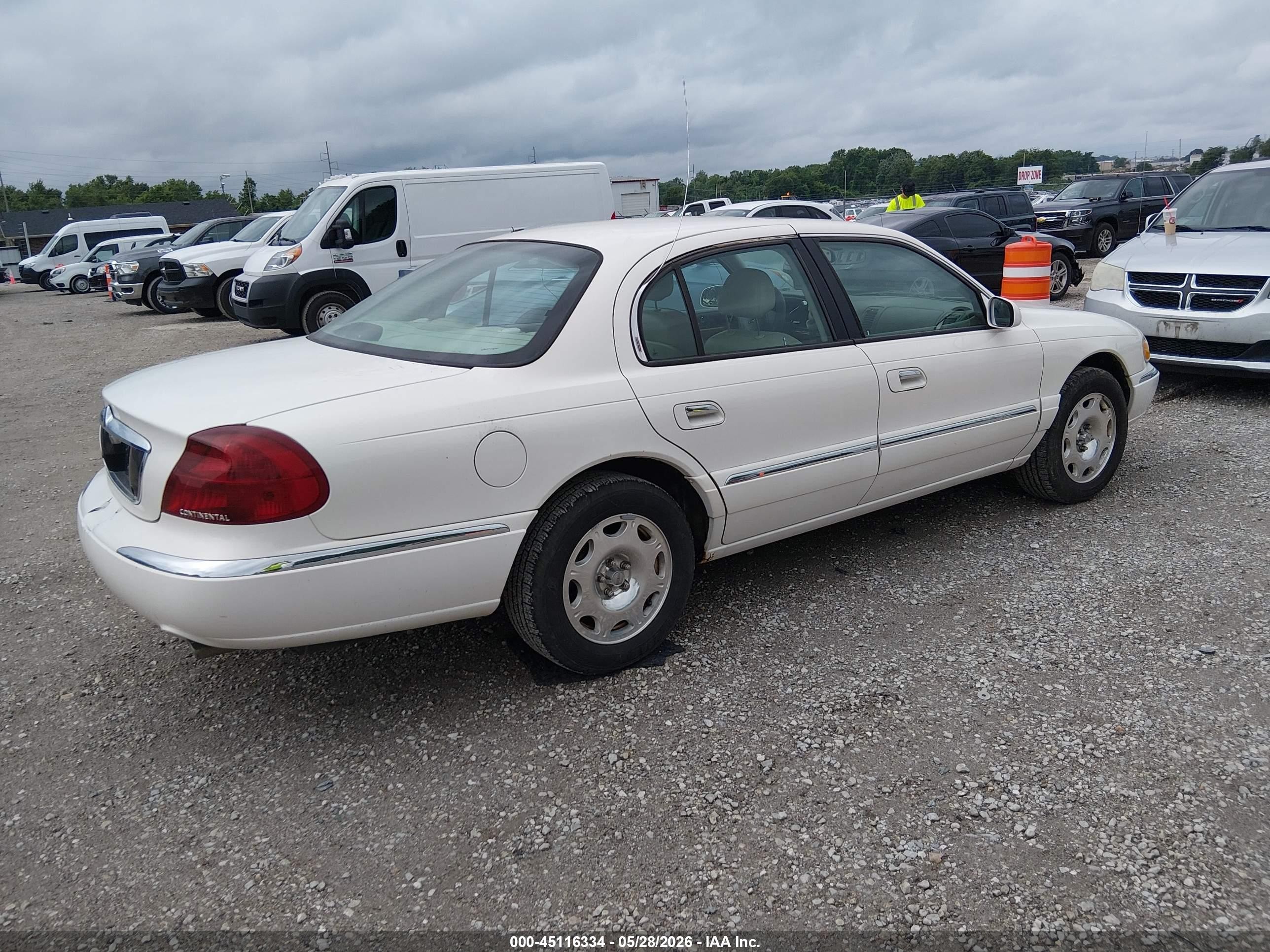 2000 Lincoln Continental   White vin: 1LNHM97V4YY779263