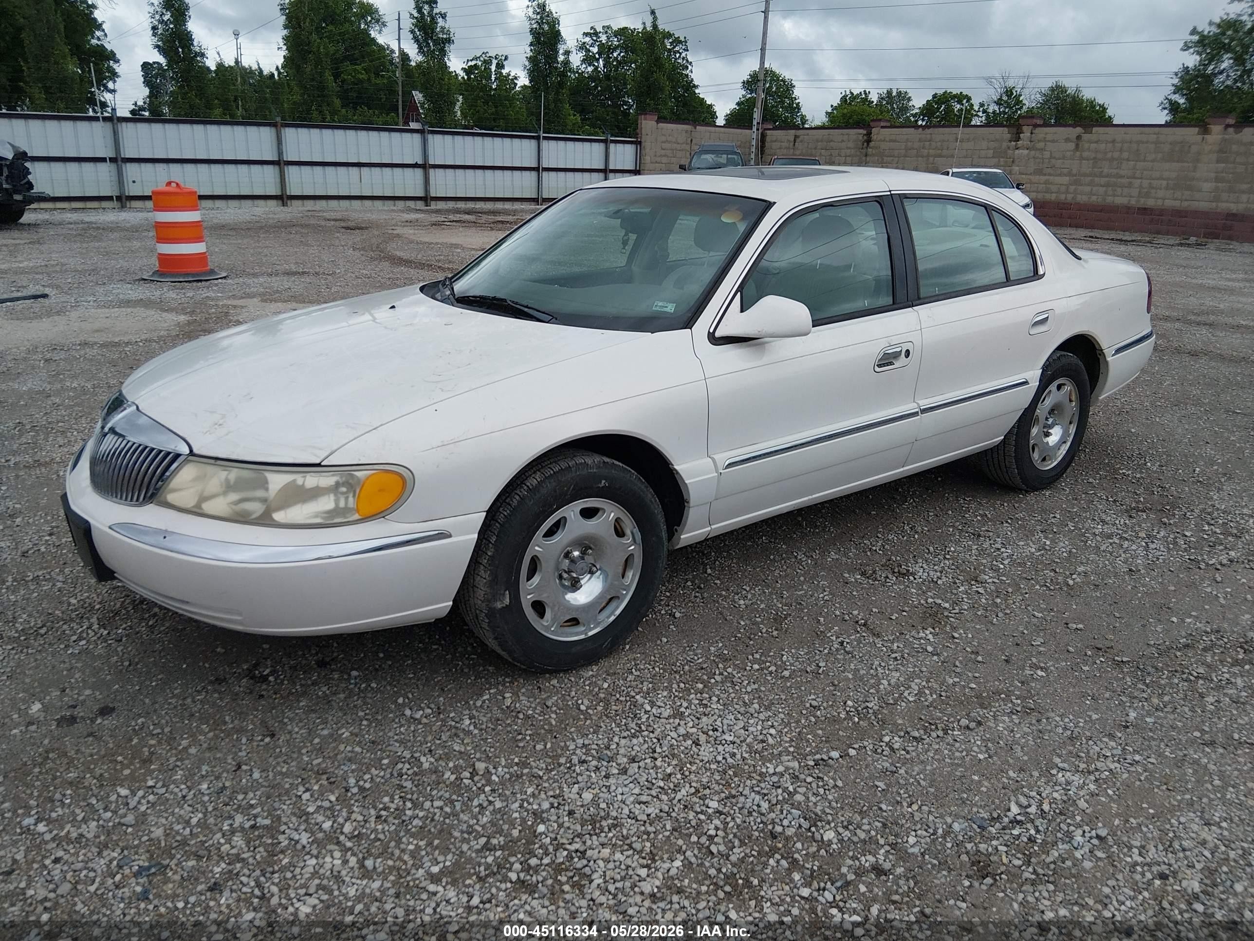 2000 Lincoln Continental   White vin: 1LNHM97V4YY779263