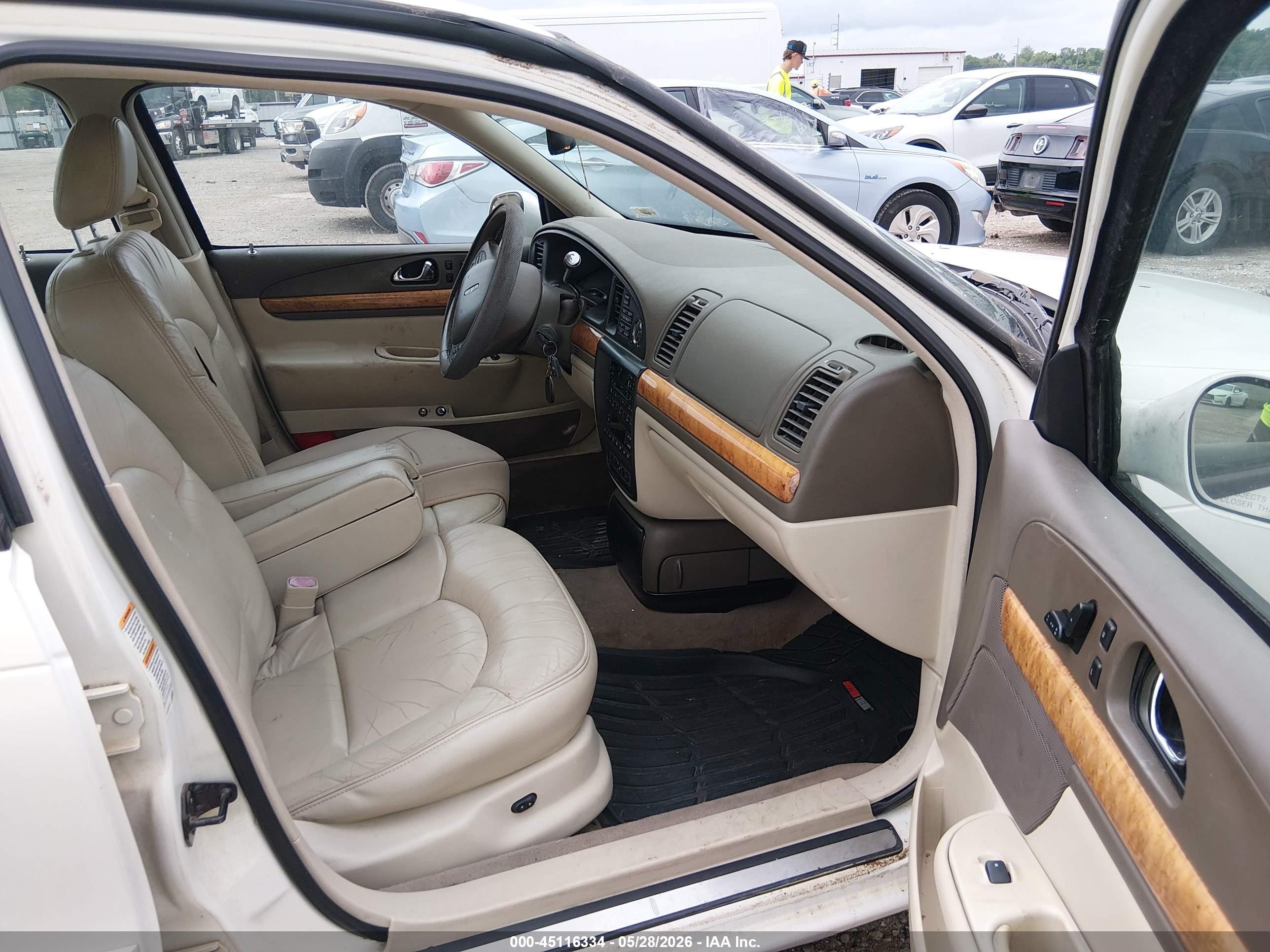 2000 Lincoln Continental   White vin: 1LNHM97V4YY779263