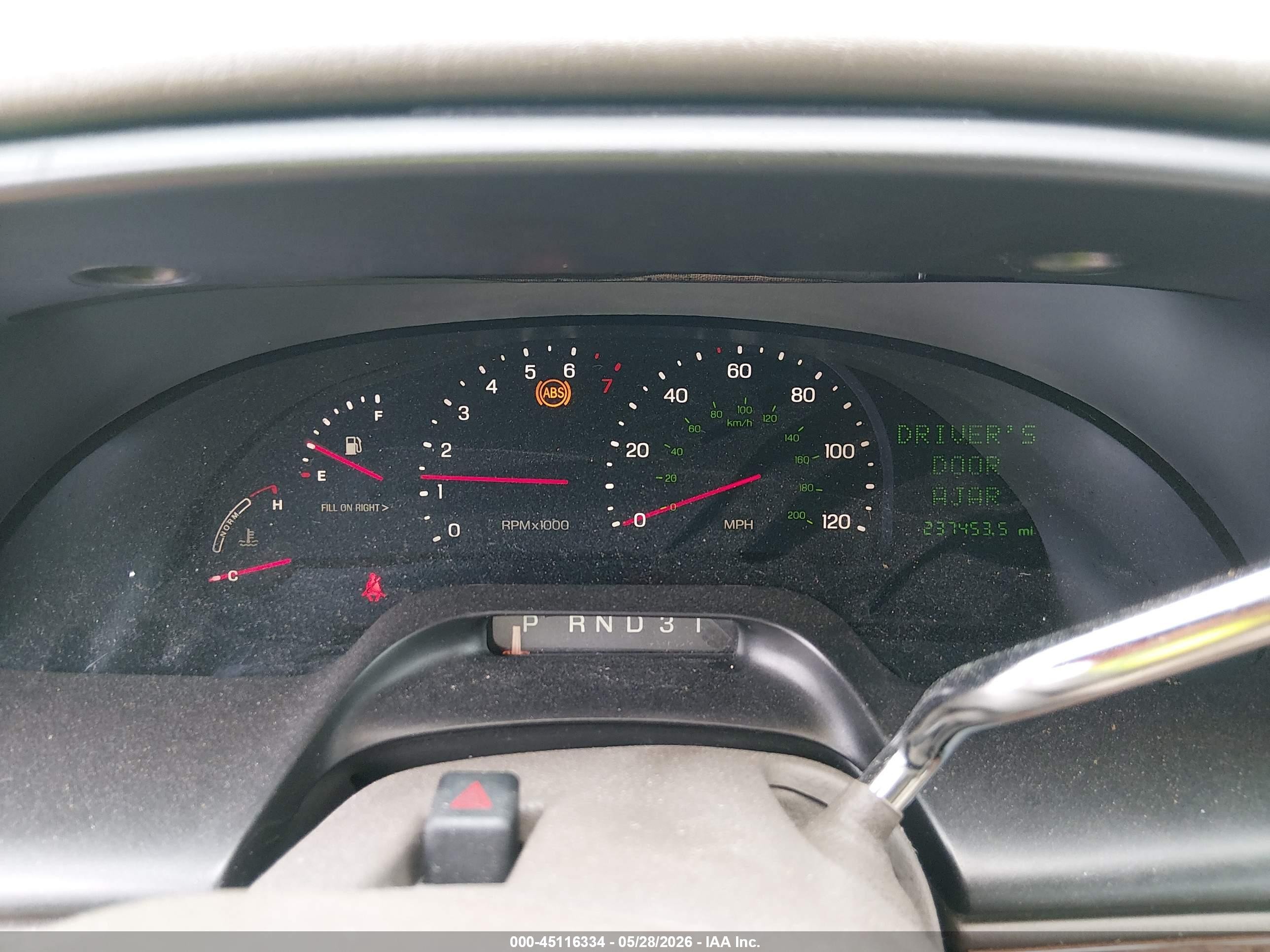 2000 Lincoln Continental   White vin: 1LNHM97V4YY779263