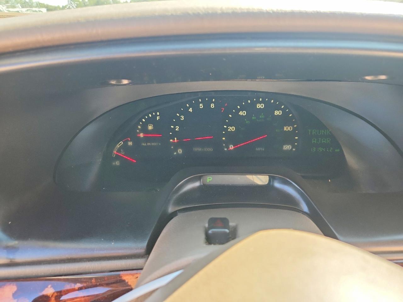 2002 Lincoln Continental Tan vin: 1LNHM97V52Y700089