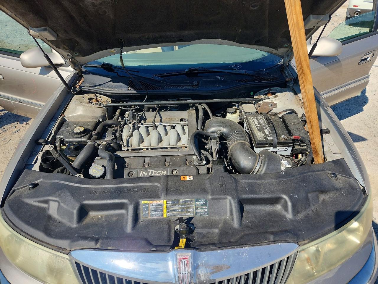 2002 Lincoln Continental Tan vin: 1LNHM97V52Y700089