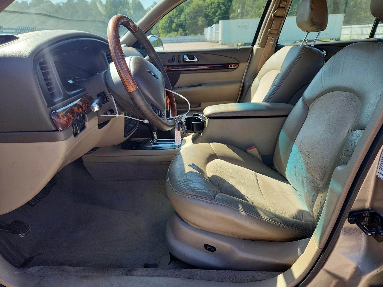 2002 Lincoln Continental Tan vin: 1LNHM97V52Y700089