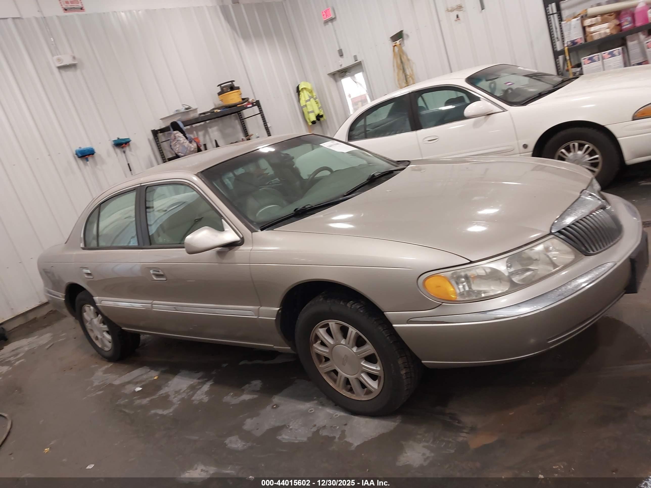 1999 Lincoln Continental   Gold vin: 1LNHM97V5XY640516