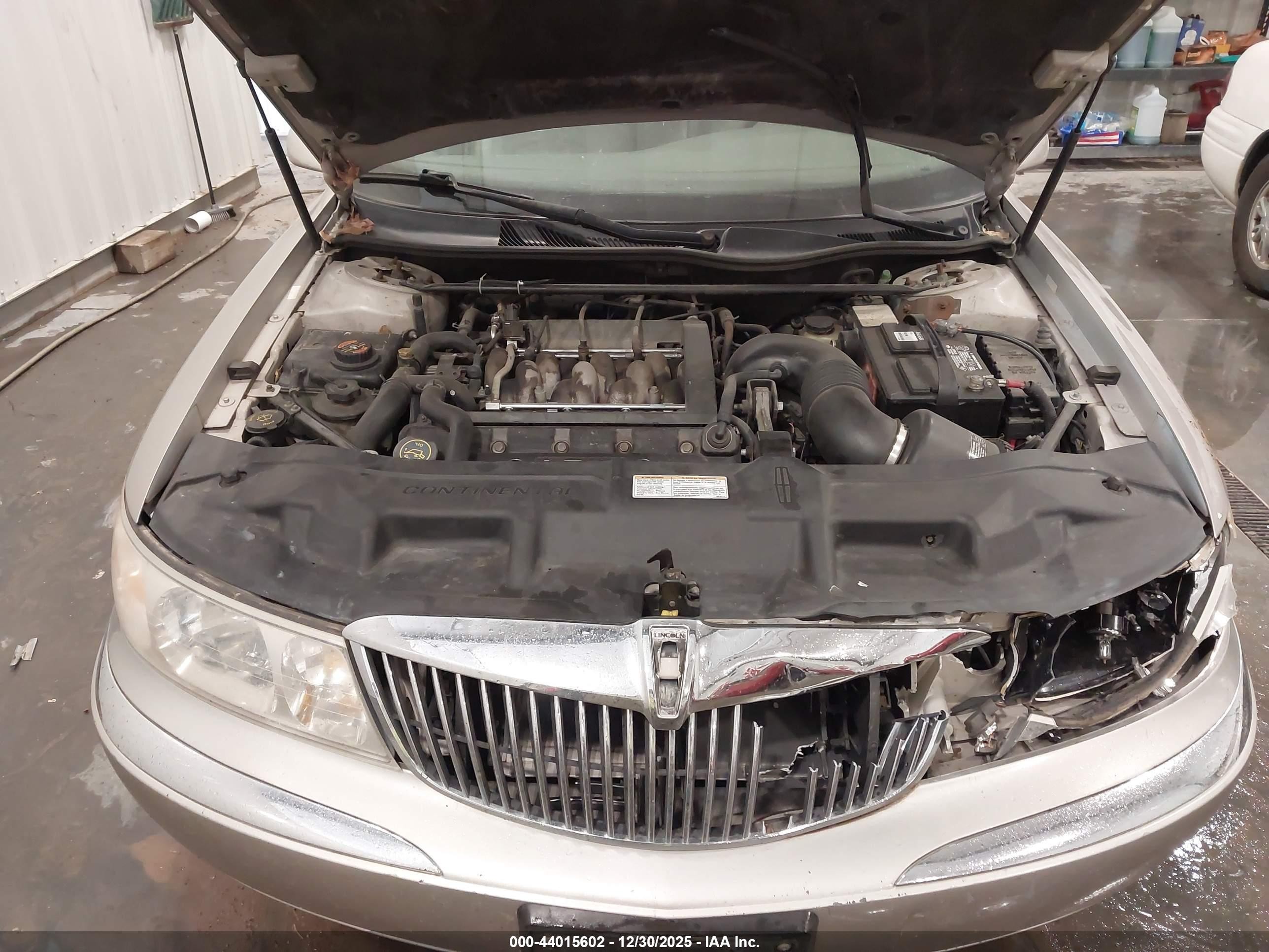1999 Lincoln Continental   Gold vin: 1LNHM97V5XY640516