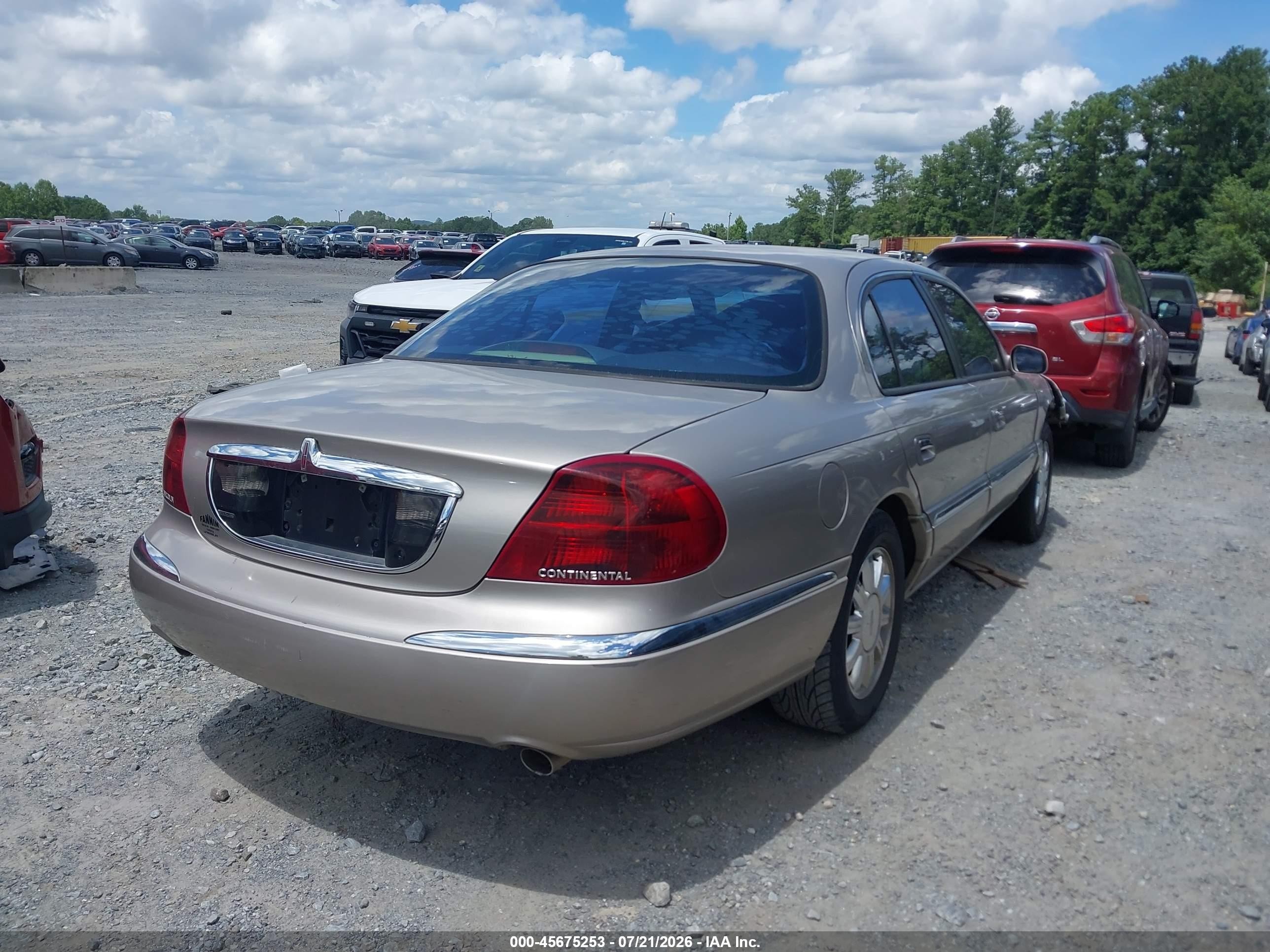 2002 Lincoln Continental   Gold vin: 1LNHM97V62Y683481