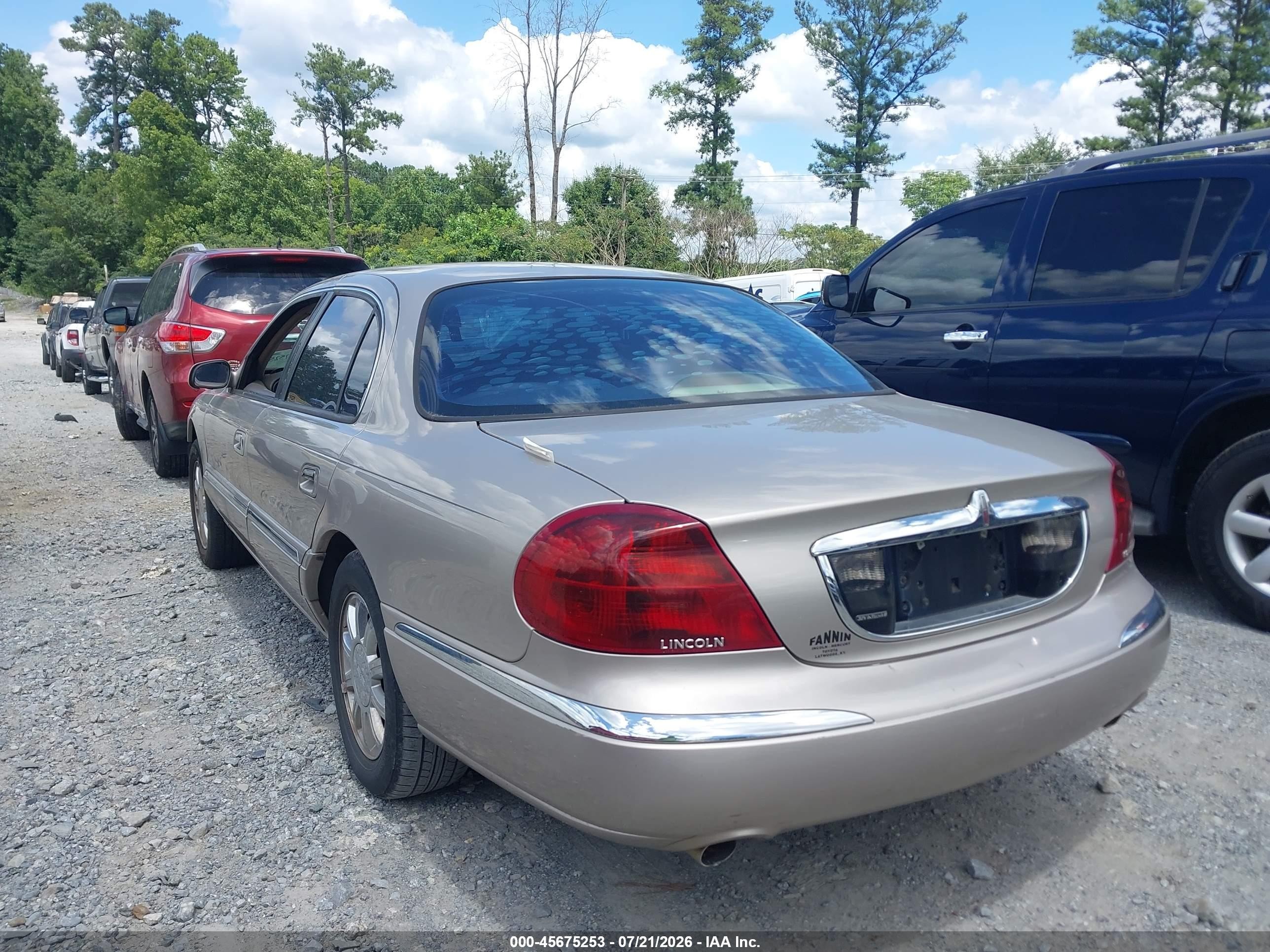 2002 Lincoln Continental   Gold vin: 1LNHM97V62Y683481