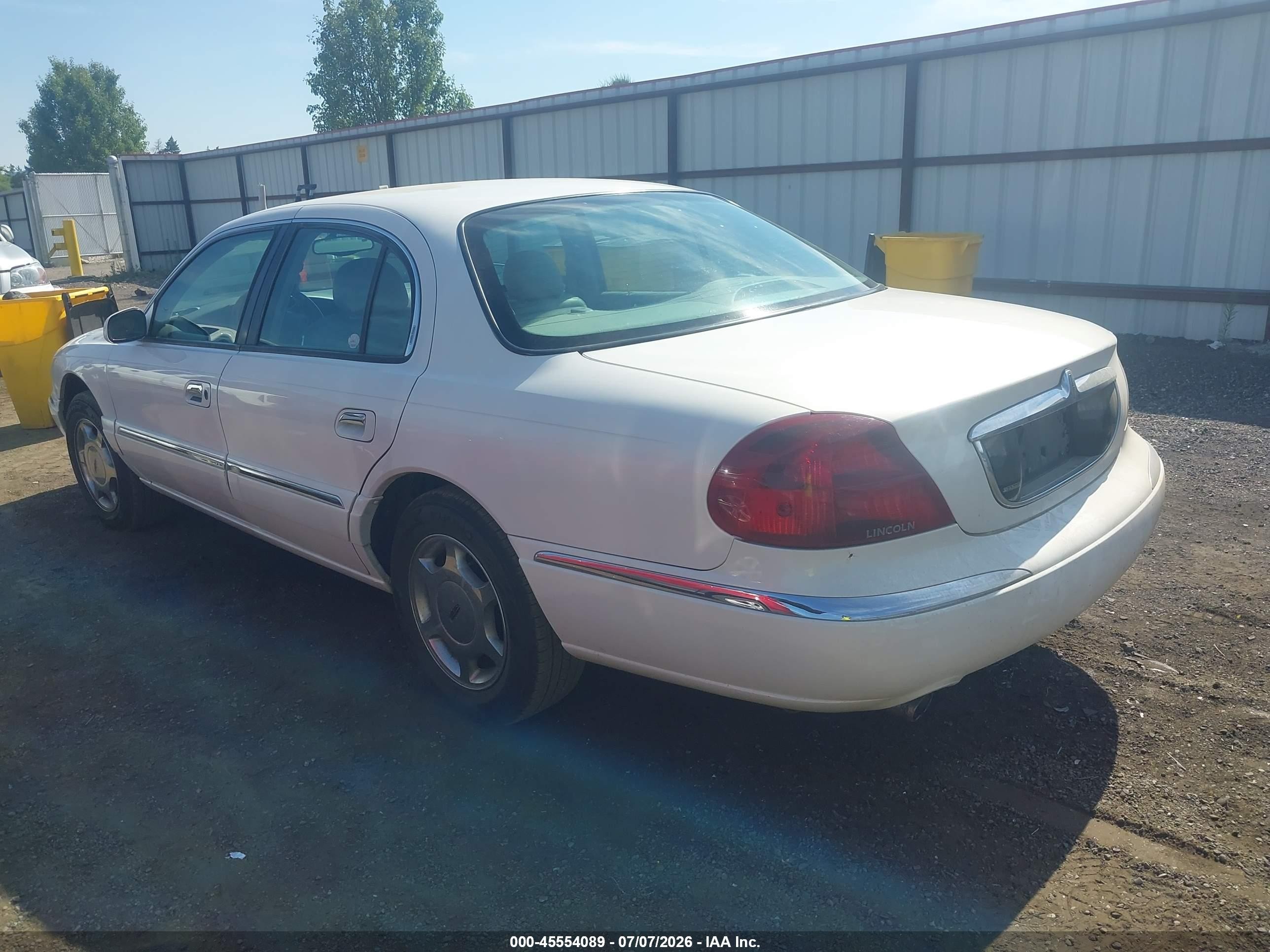 2000 Lincoln Continental   White vin: 1LNHM97V7YY840427