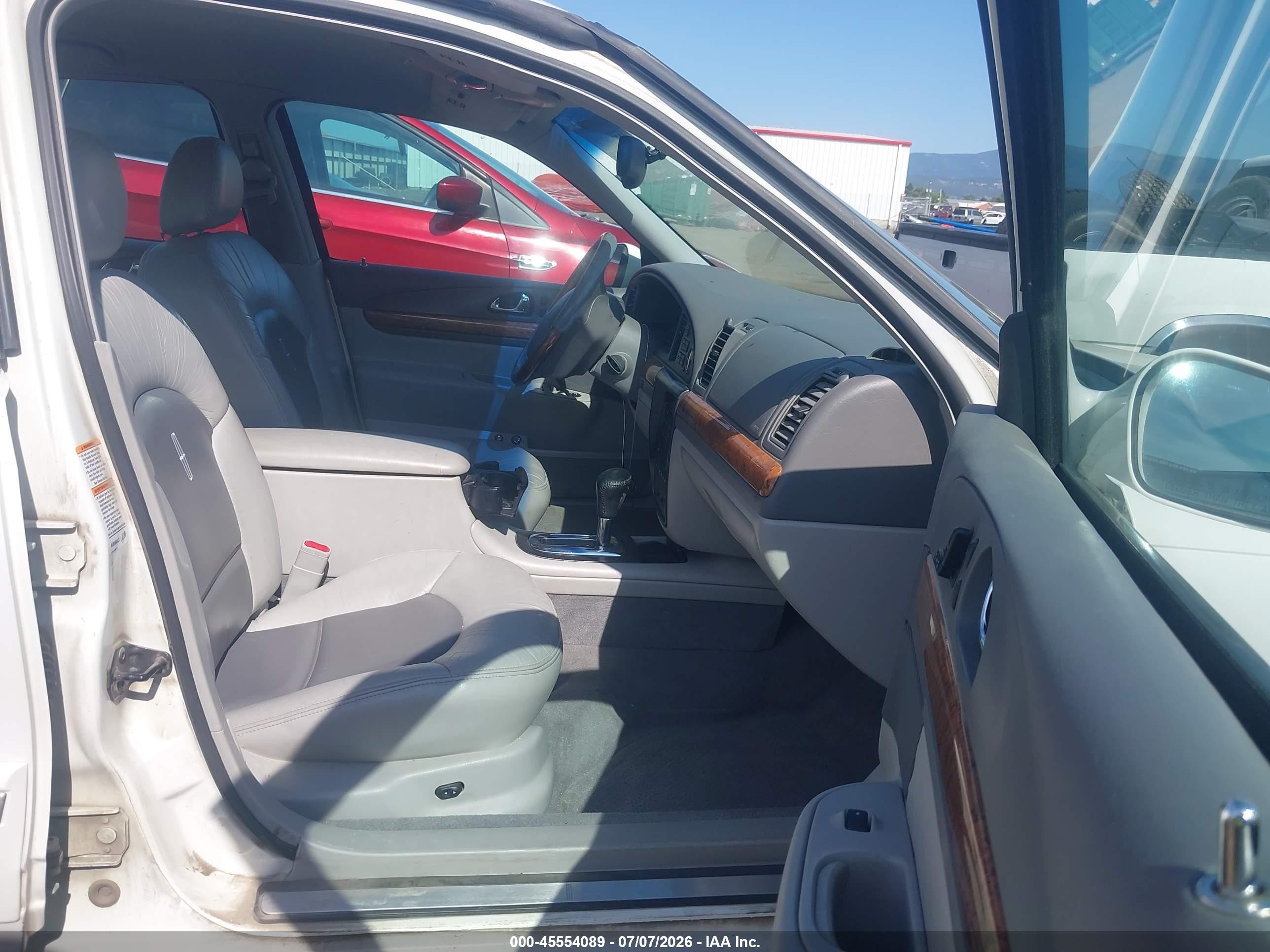 2000 Lincoln Continental   White vin: 1LNHM97V7YY840427
