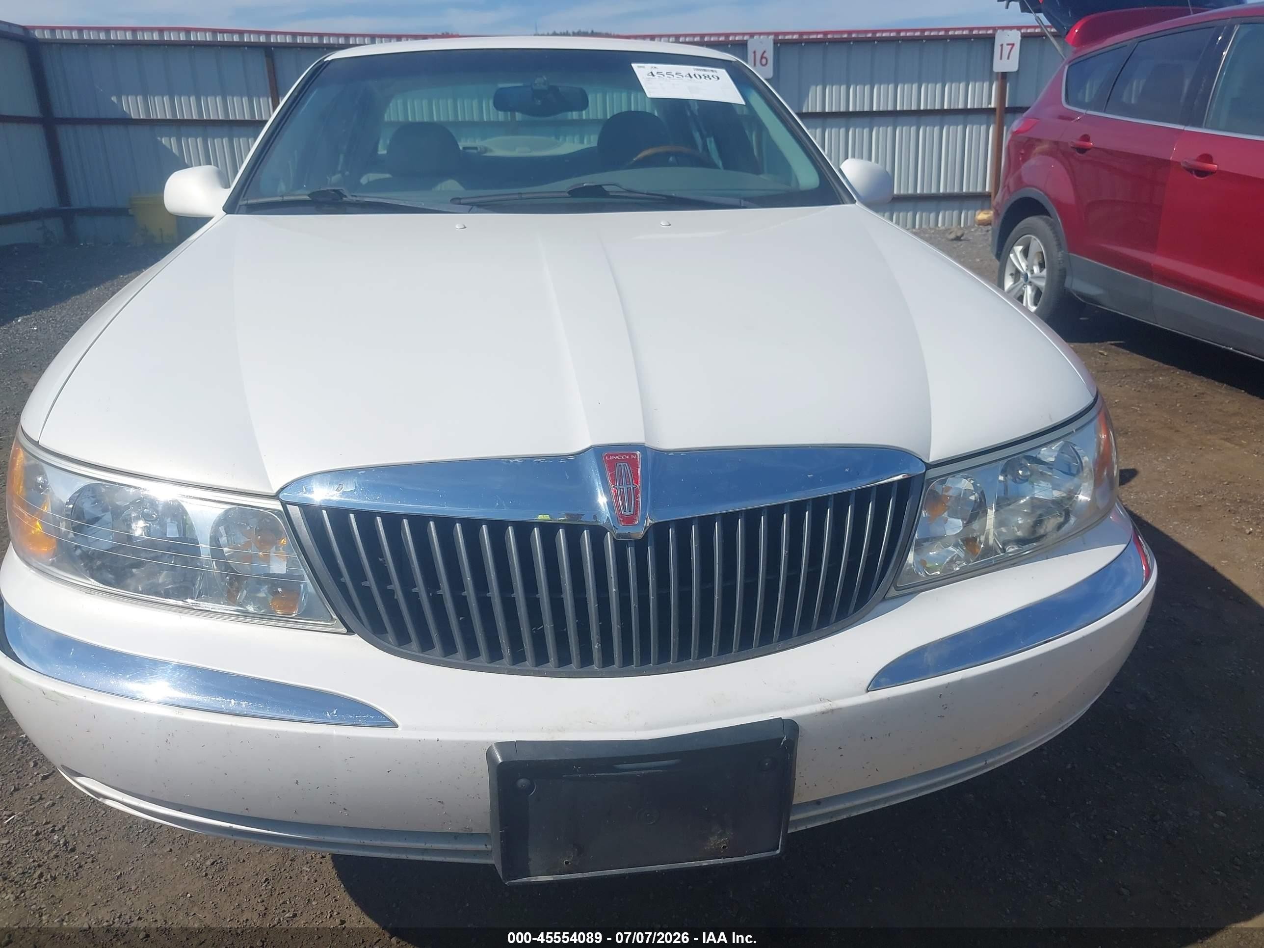 2000 Lincoln Continental   White vin: 1LNHM97V7YY840427