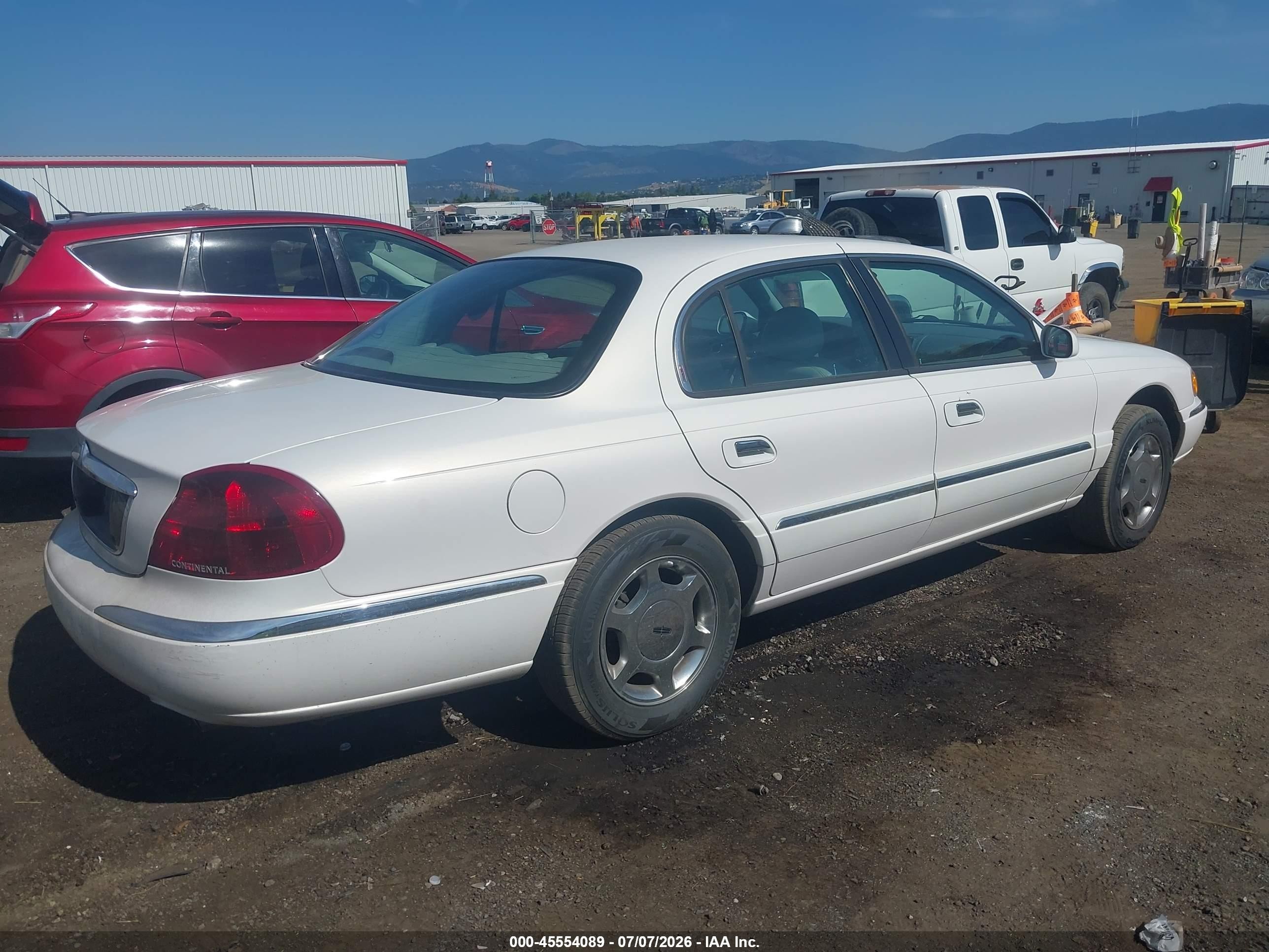 2000 Lincoln Continental   White vin: 1LNHM97V7YY840427