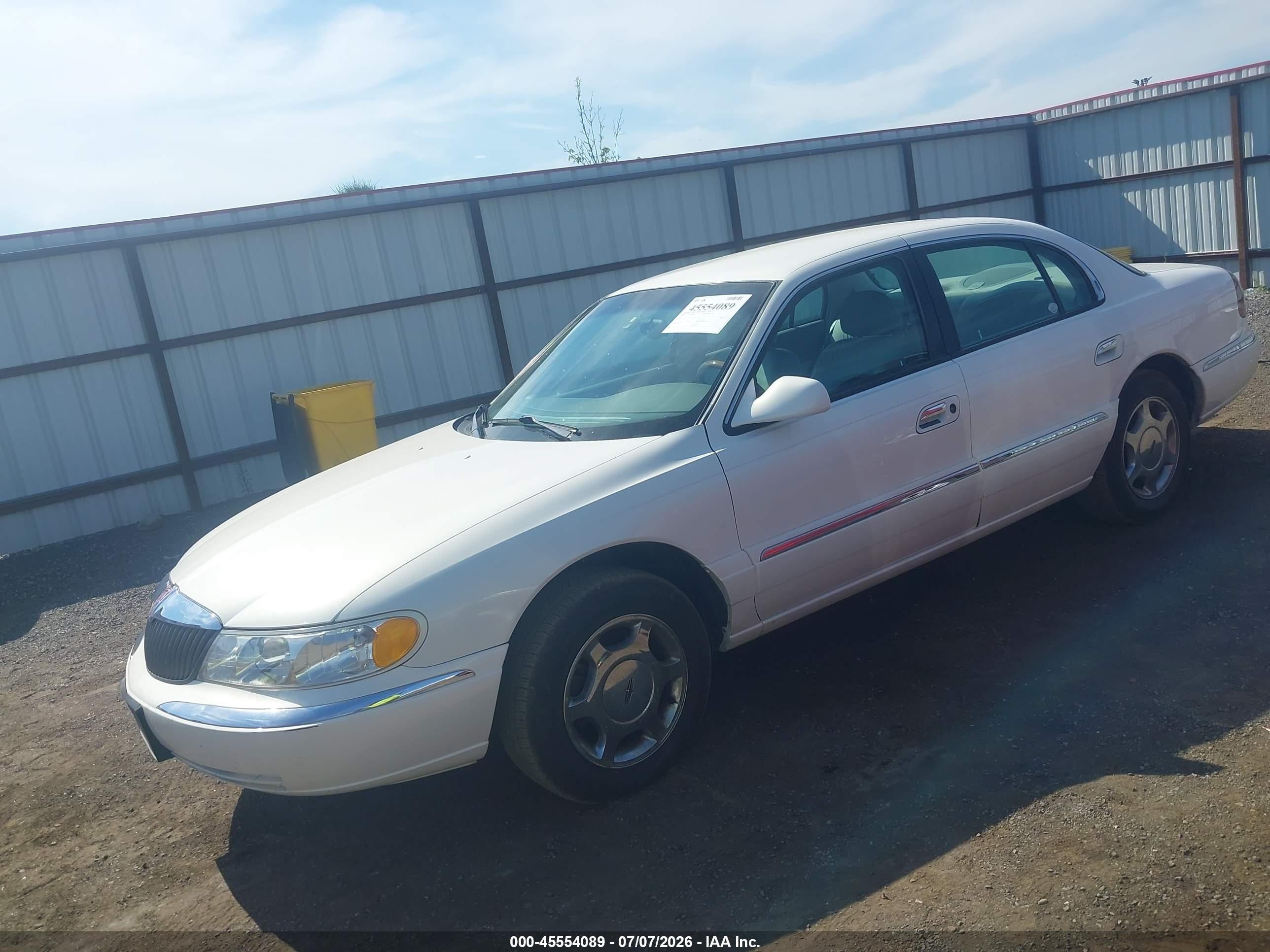 2000 Lincoln Continental   White vin: 1LNHM97V7YY840427