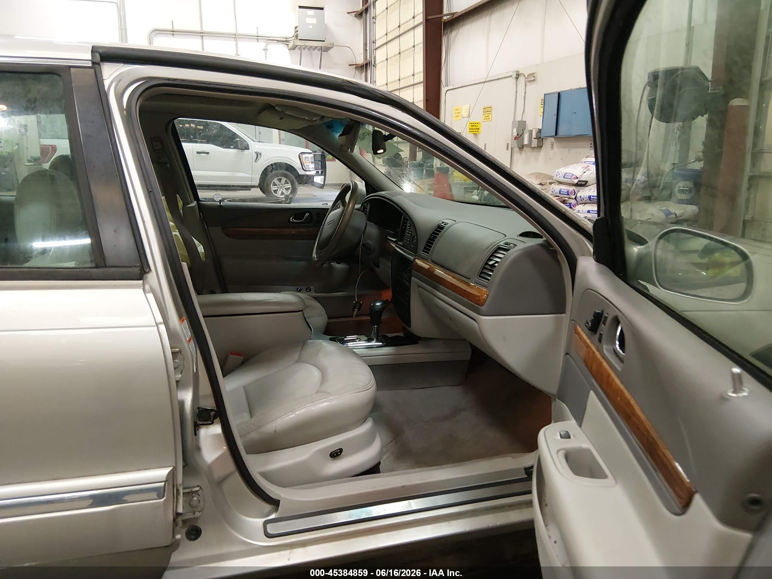 2002 Lincoln Continental   Gray vin: 1LNHM97V82Y684888