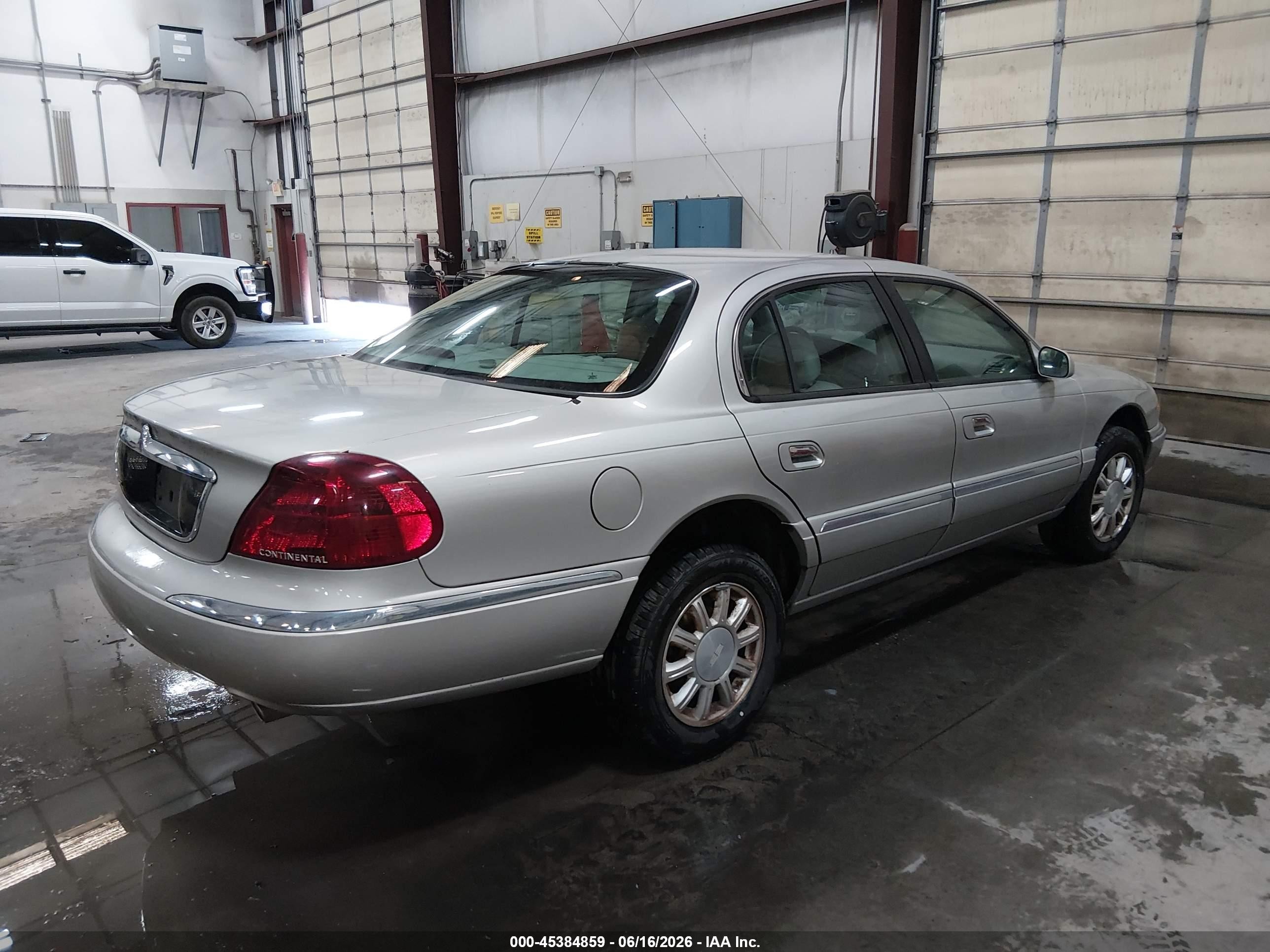 2002 Lincoln Continental   Gray vin: 1LNHM97V82Y684888