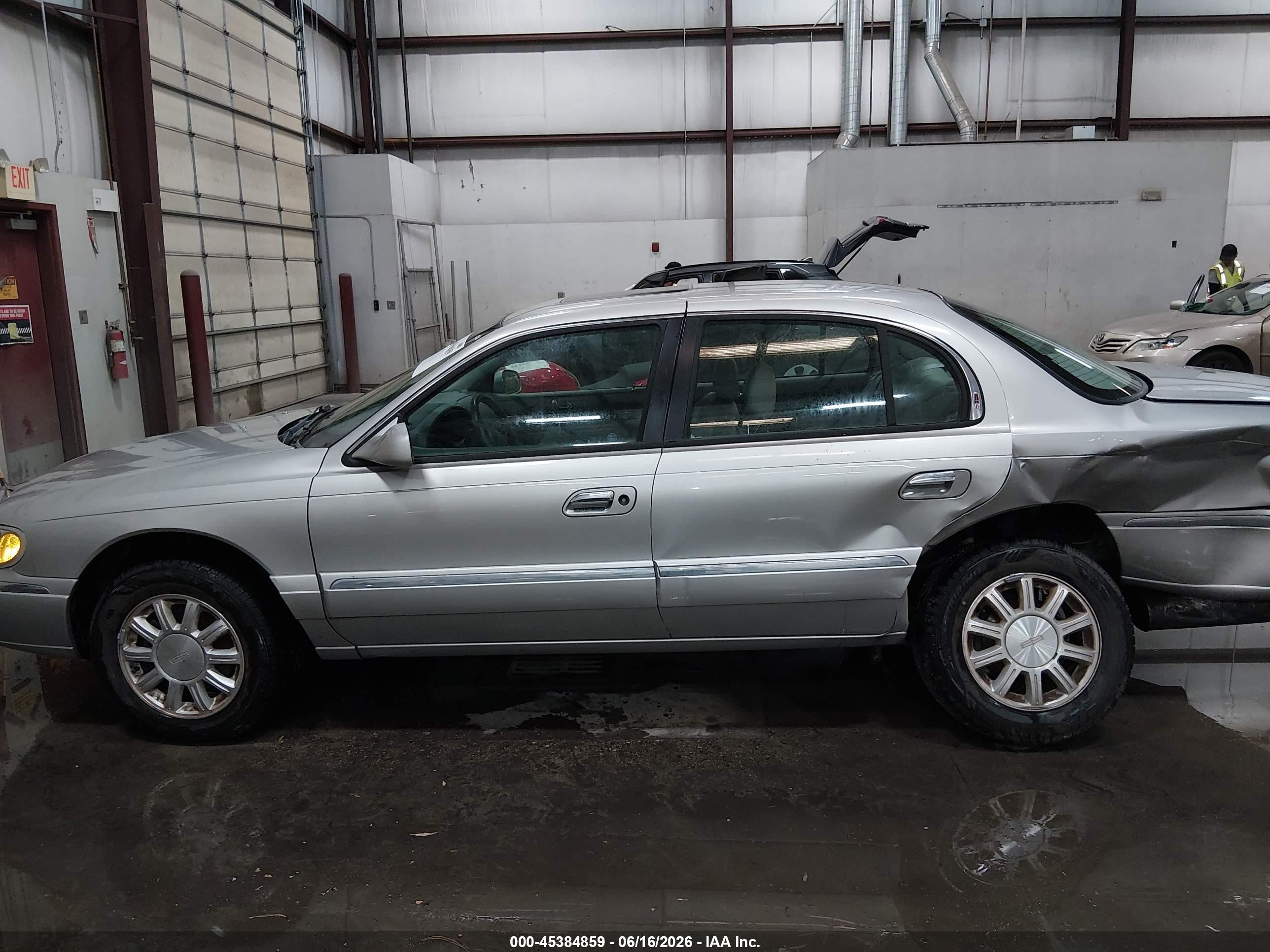 2002 Lincoln Continental   Gray vin: 1LNHM97V82Y684888