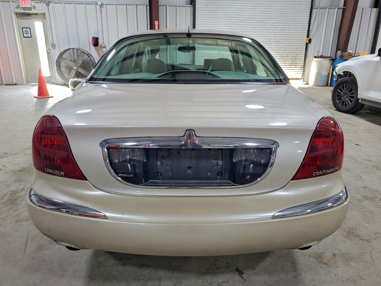 1999 Lincoln Continental Tan vin: 1LNHM97V8XY715869