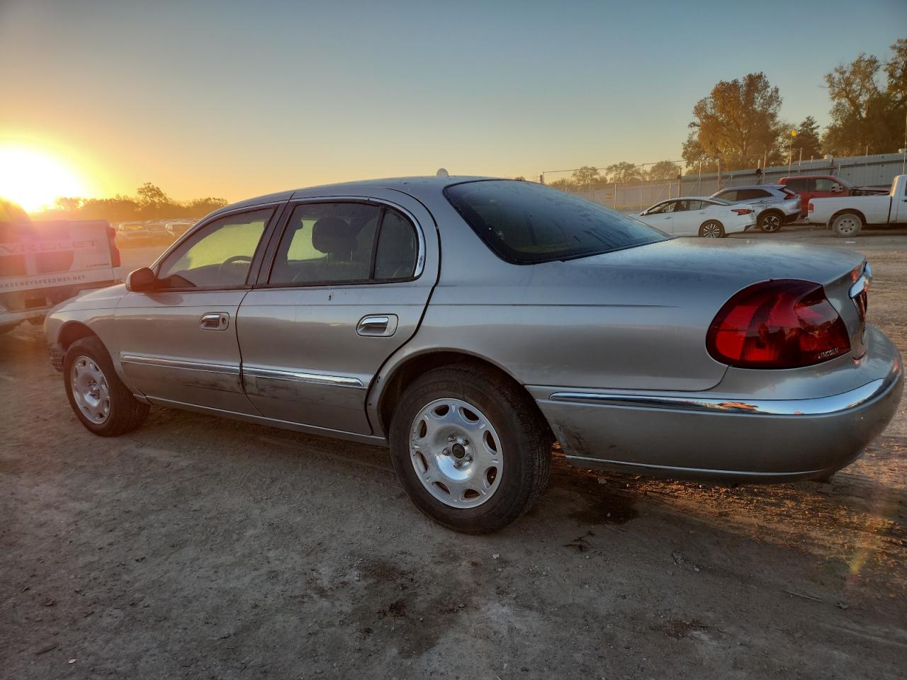 1999 Lincoln Continental Silver vin: 1LNHM97V9XY626635