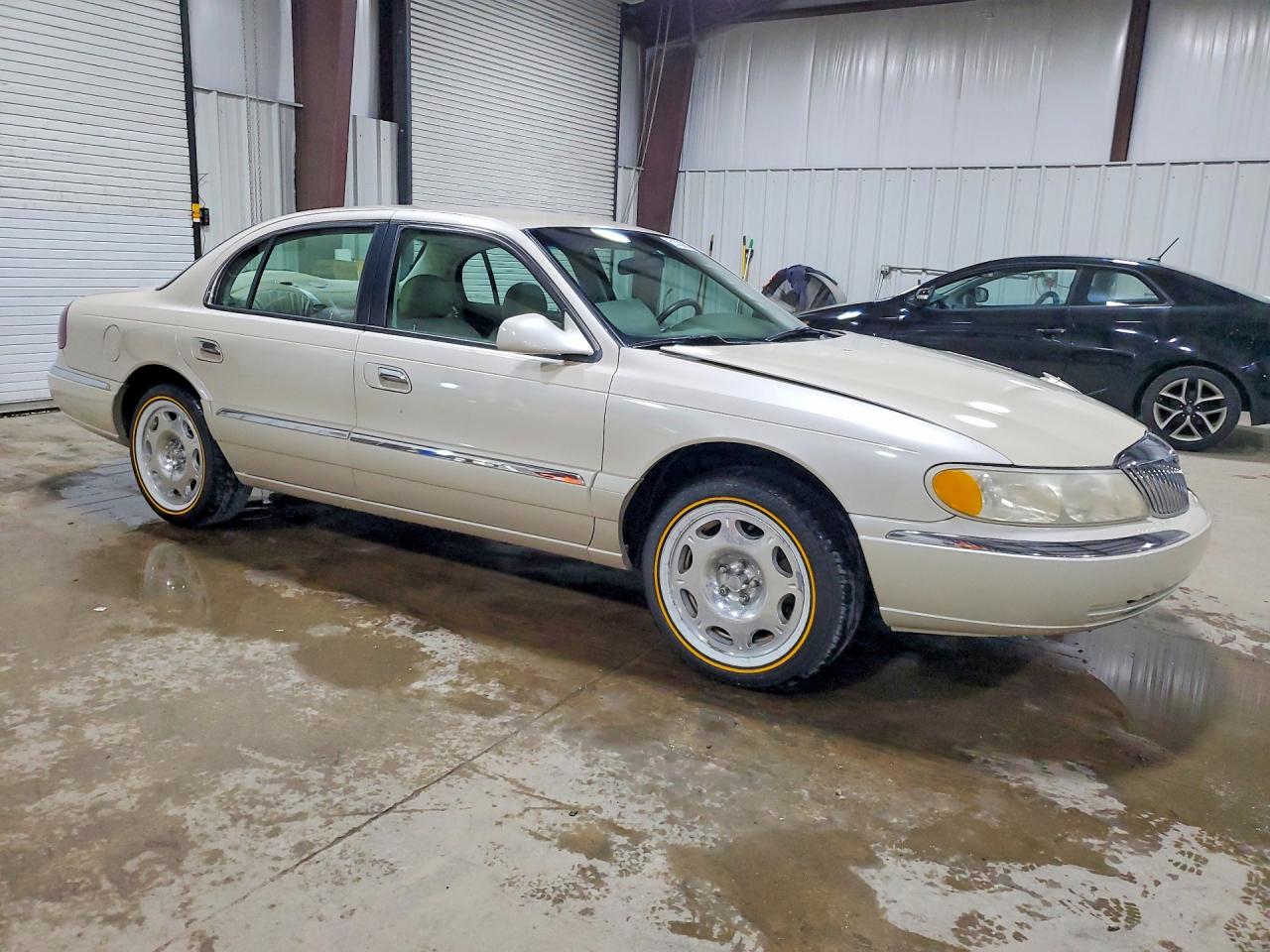 1999 Lincoln Continental Cream vin: 1LNHM97V9XY667458