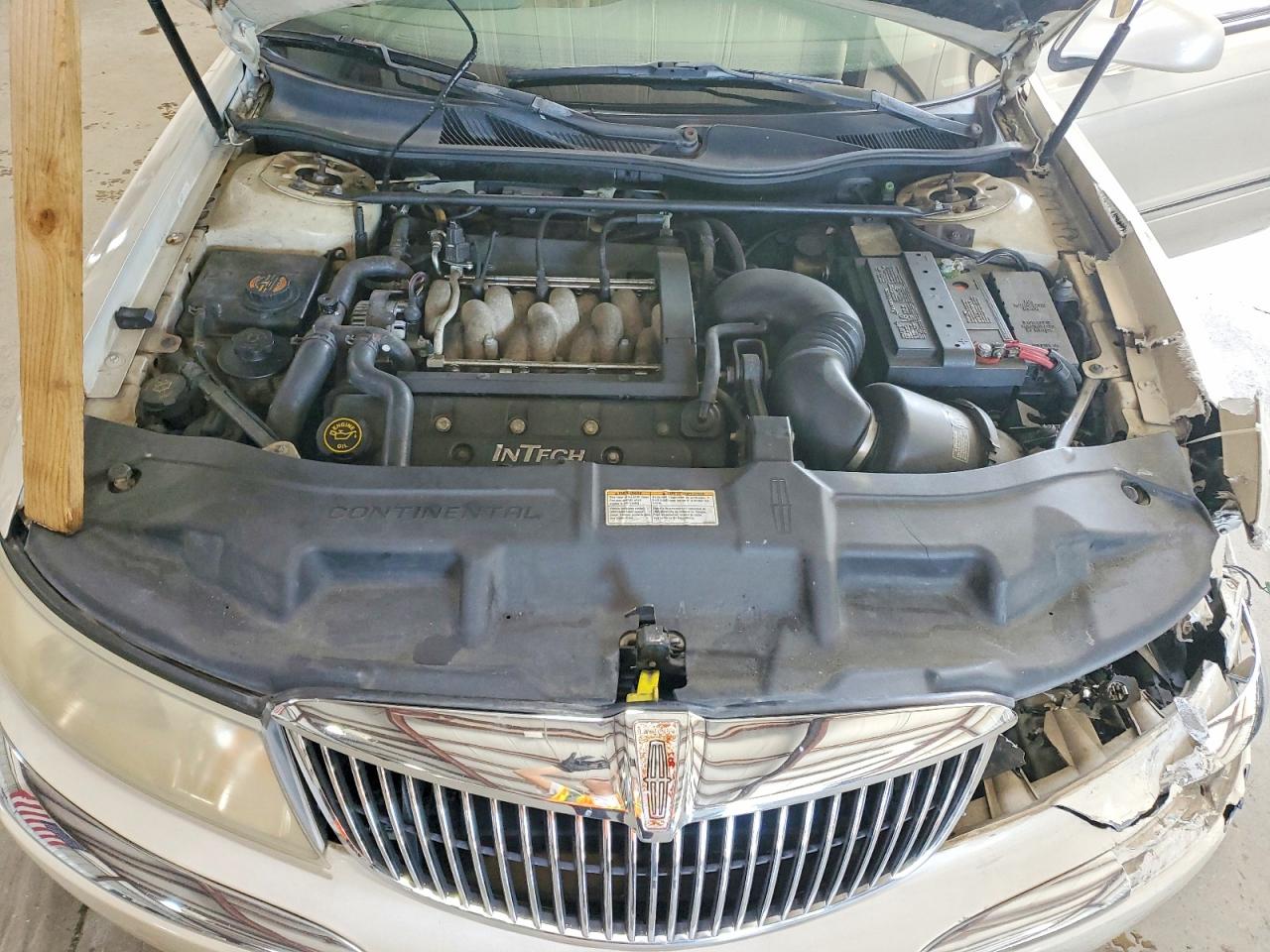 1999 Lincoln Continental Cream vin: 1LNHM97V9XY667458