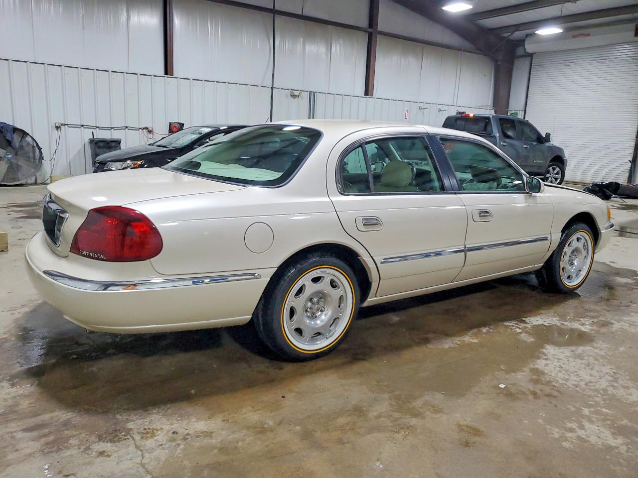 1999 Lincoln Continental Cream vin: 1LNHM97V9XY667458