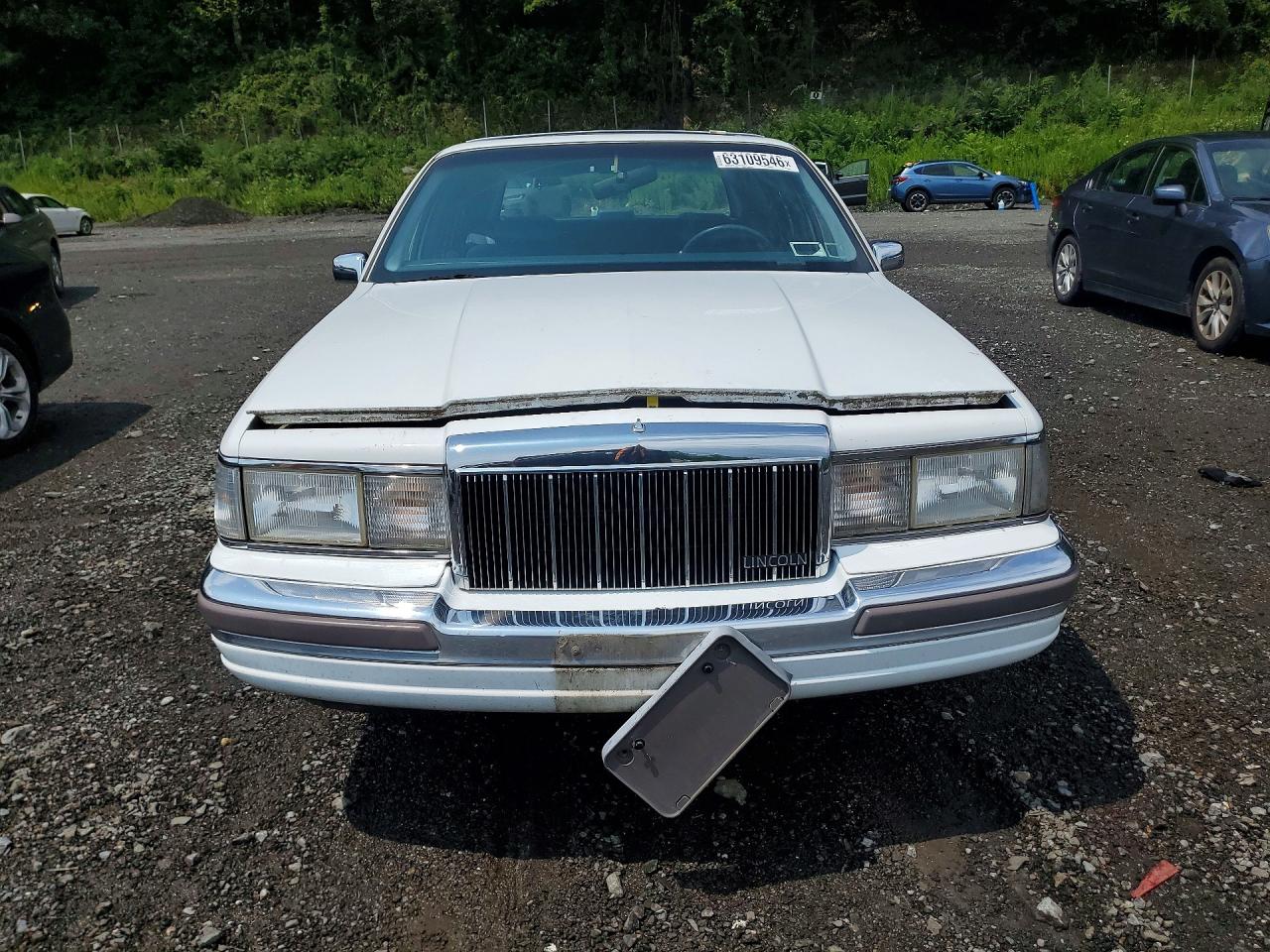 1990 Lincoln Town Car White vin: 1LNLM81F1LY743531