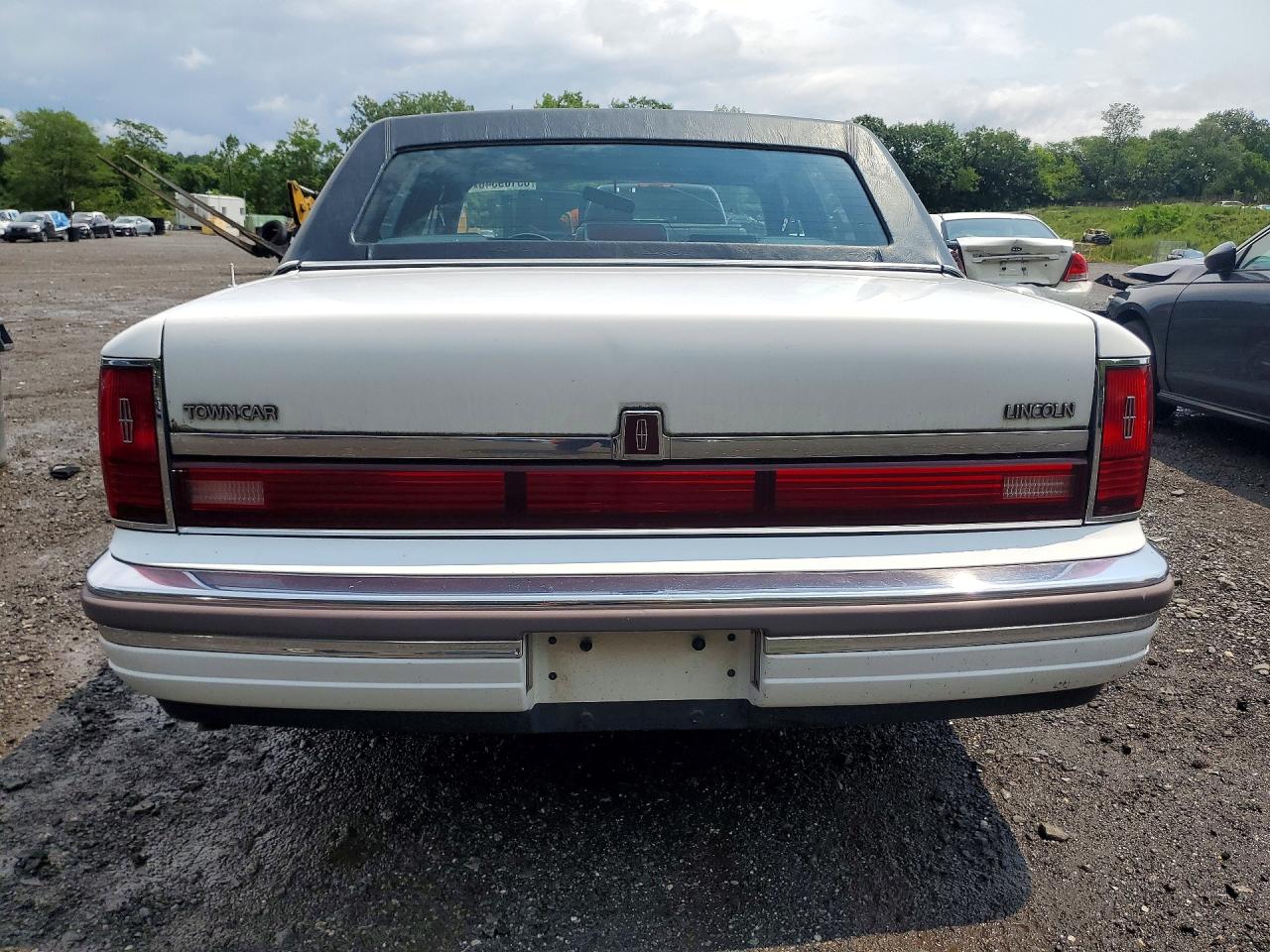 1990 Lincoln Town Car White vin: 1LNLM81F1LY743531