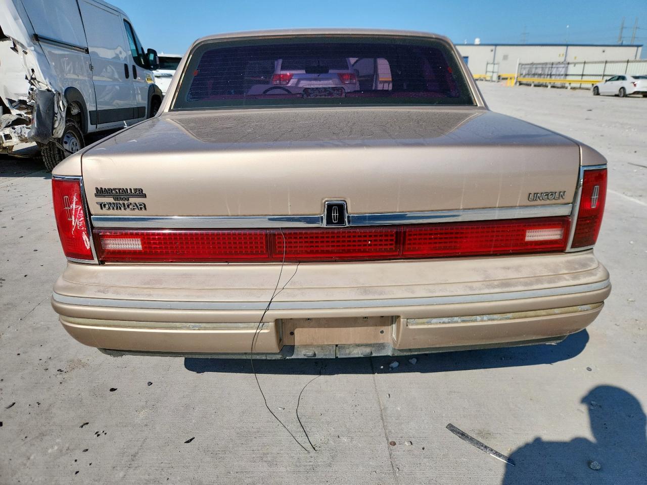1993 Lincoln Town Car Executive Gold vin: 1LNLM81W0PY774243