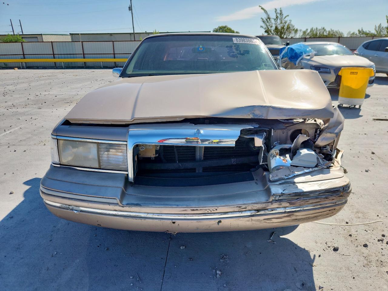 1993 Lincoln Town Car Executive Gold vin: 1LNLM81W0PY774243