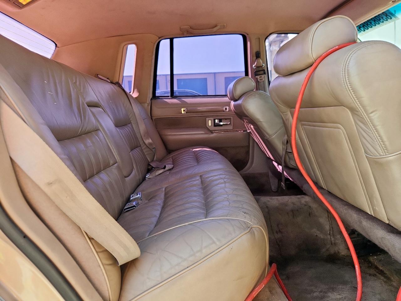 1993 Lincoln Town Car Executive Gold vin: 1LNLM81W0PY774243