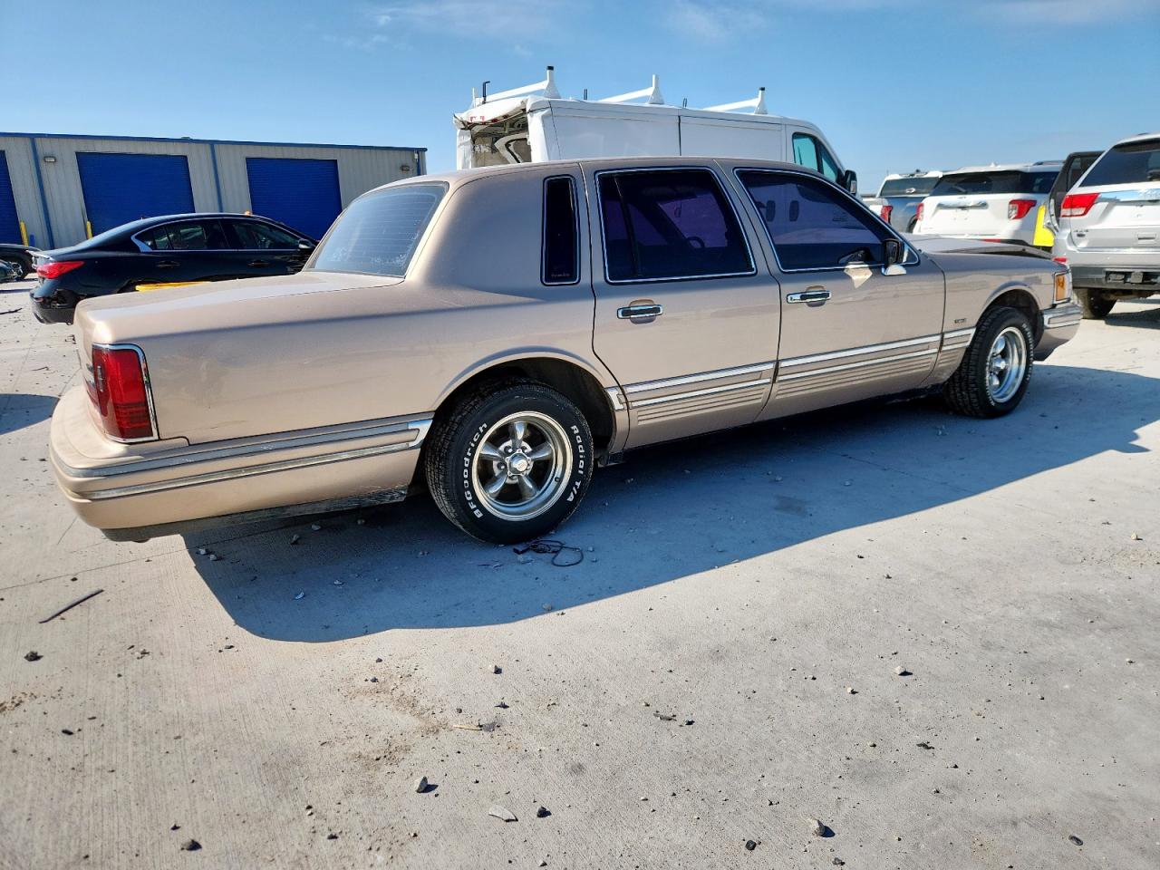 1993 Lincoln Town Car Executive Gold vin: 1LNLM81W0PY774243