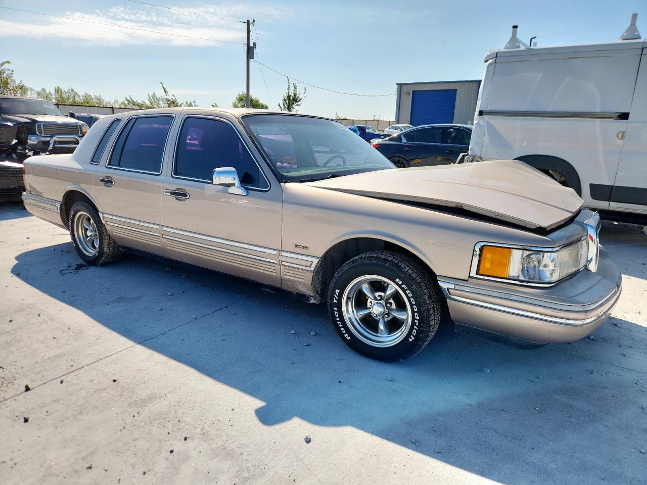 1993 Lincoln Town Car Executive Gold vin: 1LNLM81W0PY774243