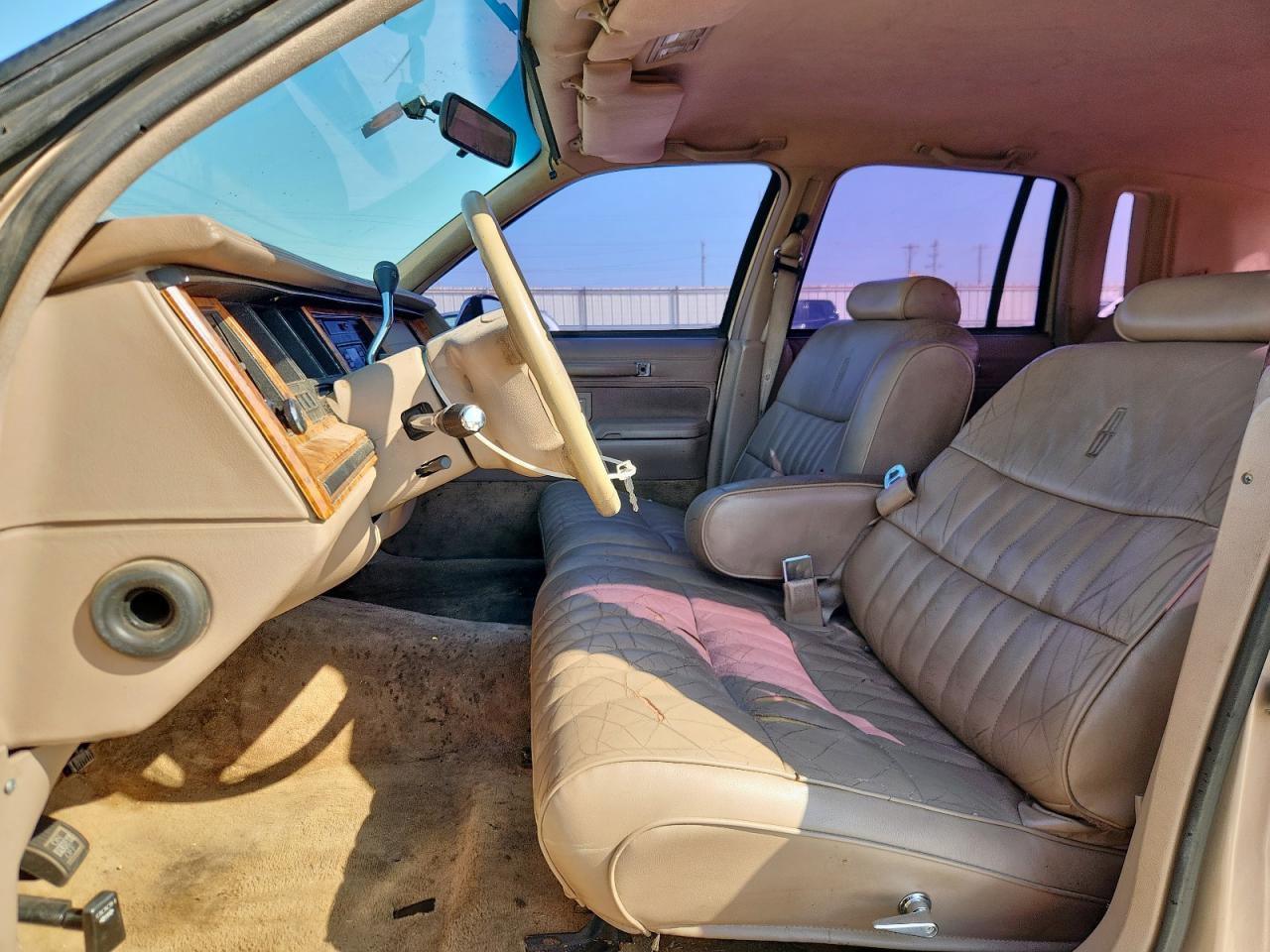 1993 Lincoln Town Car Executive Gold vin: 1LNLM81W0PY774243