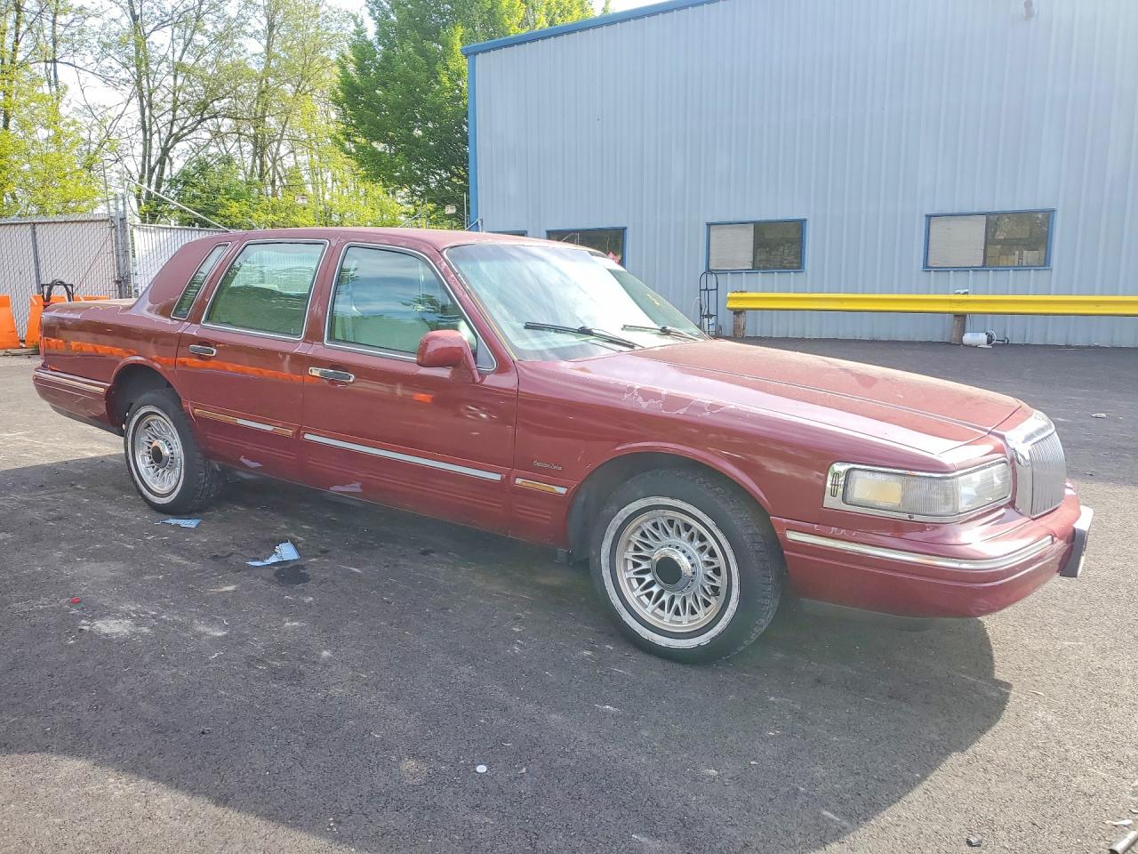 1997 Lincoln Town Car Executive Burgundy vin: 1LNLM81W0VY689612