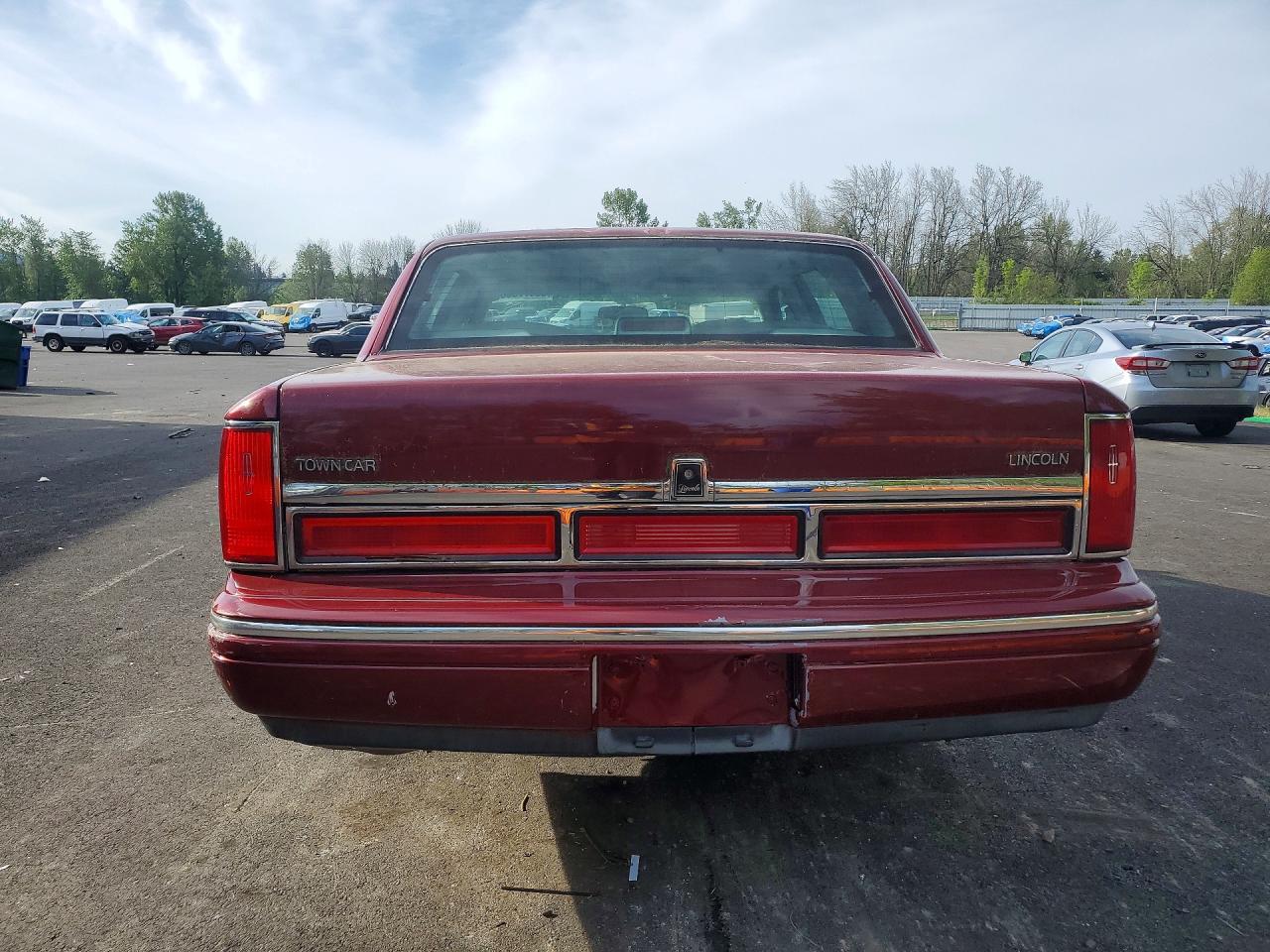 1997 Lincoln Town Car Executive Burgundy vin: 1LNLM81W0VY689612