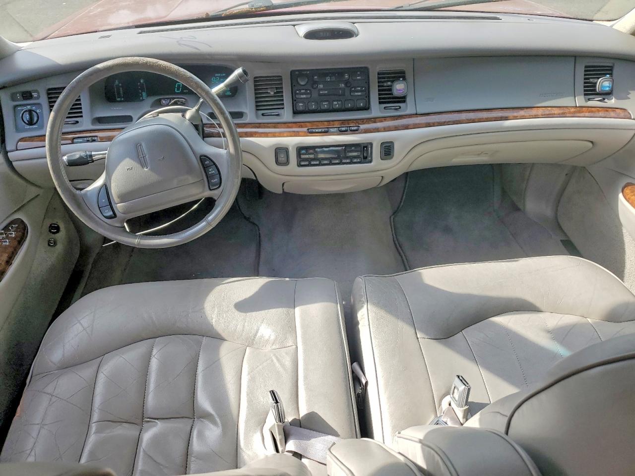 1997 Lincoln Town Car Executive Burgundy vin: 1LNLM81W0VY689612