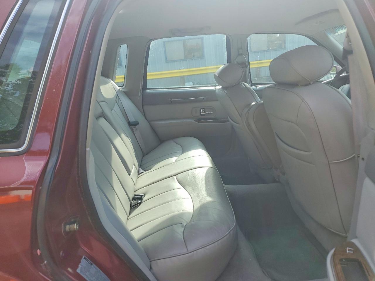 1997 Lincoln Town Car Executive Burgundy vin: 1LNLM81W0VY689612