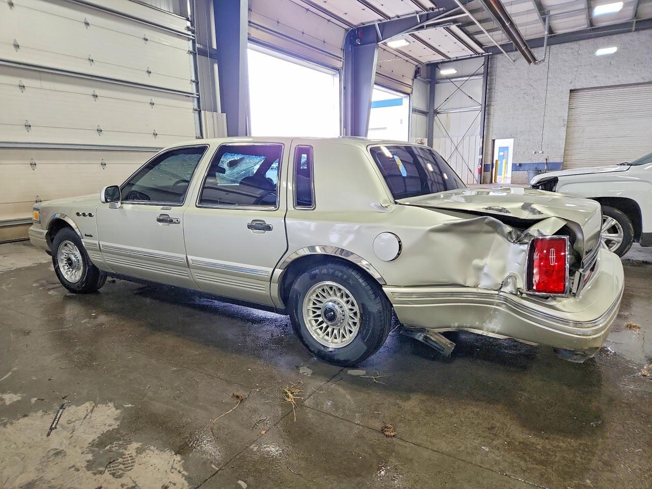 1997 Lincoln Town Car Executive Gold vin: 1LNLM81W0VY754975
