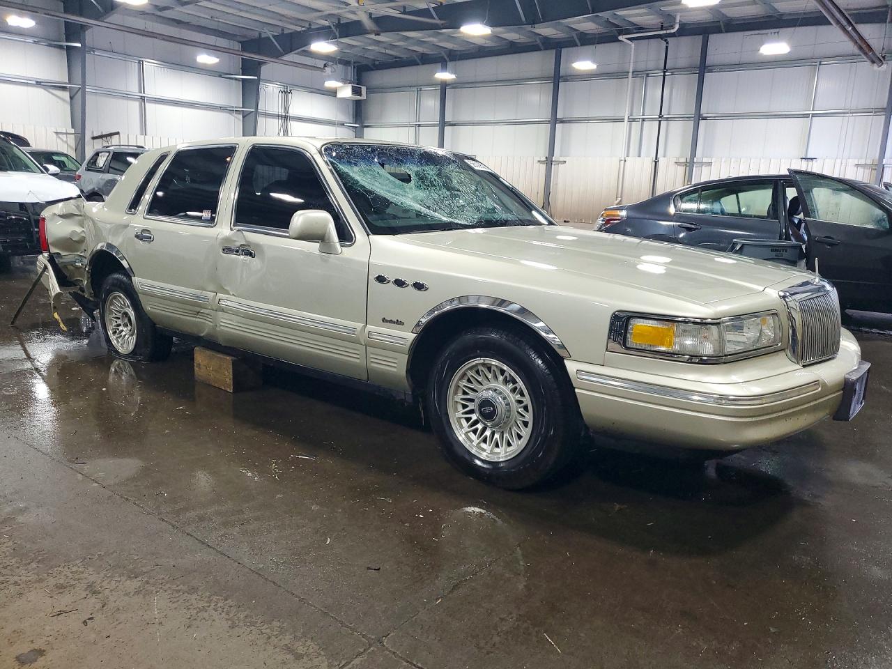 1997 Lincoln Town Car Executive Gold vin: 1LNLM81W0VY754975
