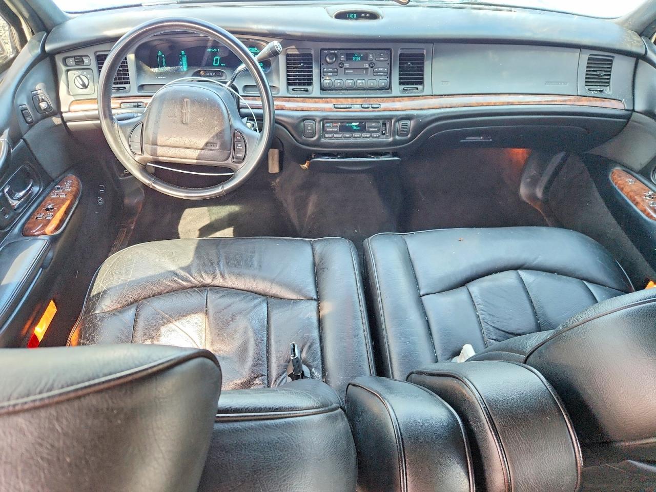 1997 Lincoln Town Car Executive Gold vin: 1LNLM81W0VY754975